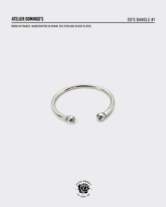 Atelier Domingo's unisex bangle. This unisex bangle is silver-plated and has a timeless aesthetic.