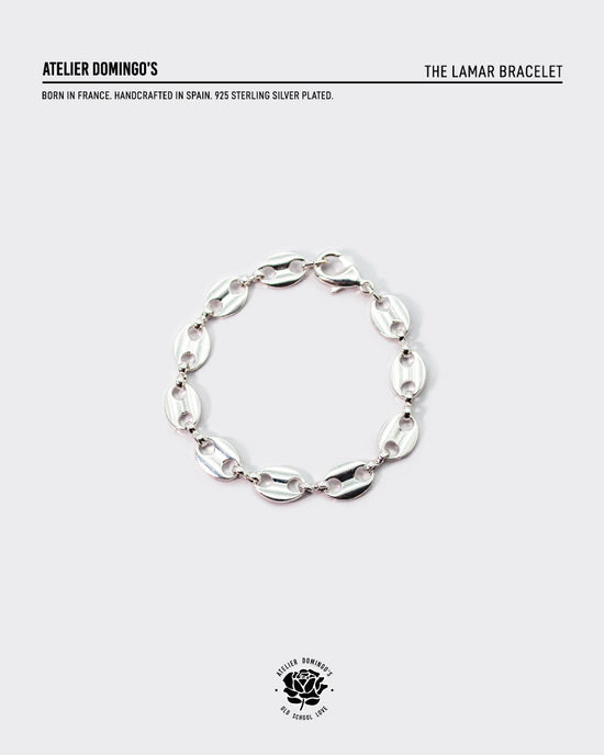 Atelier Domingo's La Mar bracelet is unisex. This silver-plated bracelet takes its inspiration from the classic coffee beans' links. It is timeless and for both men and women.