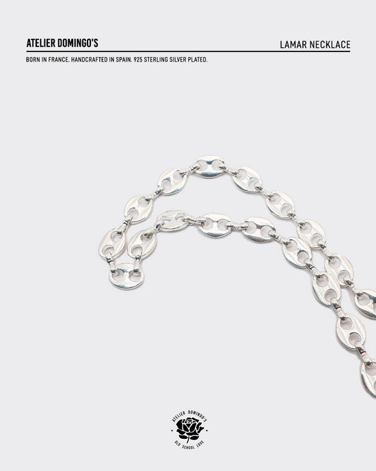 Atelier Domingo's La Mar necklace is unisex. This silver-plated necklace takes its inspiration from the classic coffee beans' links. It is timeless and for both men and women.