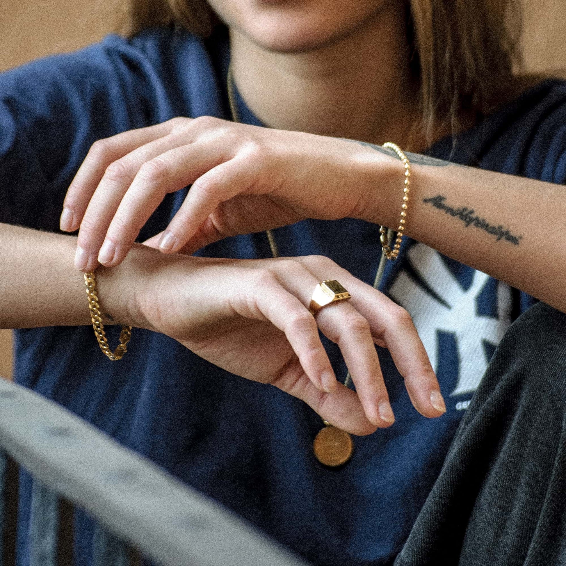 The Cuban bracelet is made of 925 sterling silver, covered with 18K gold. The bracelet is handcrafted in Italy and made for both men and women.