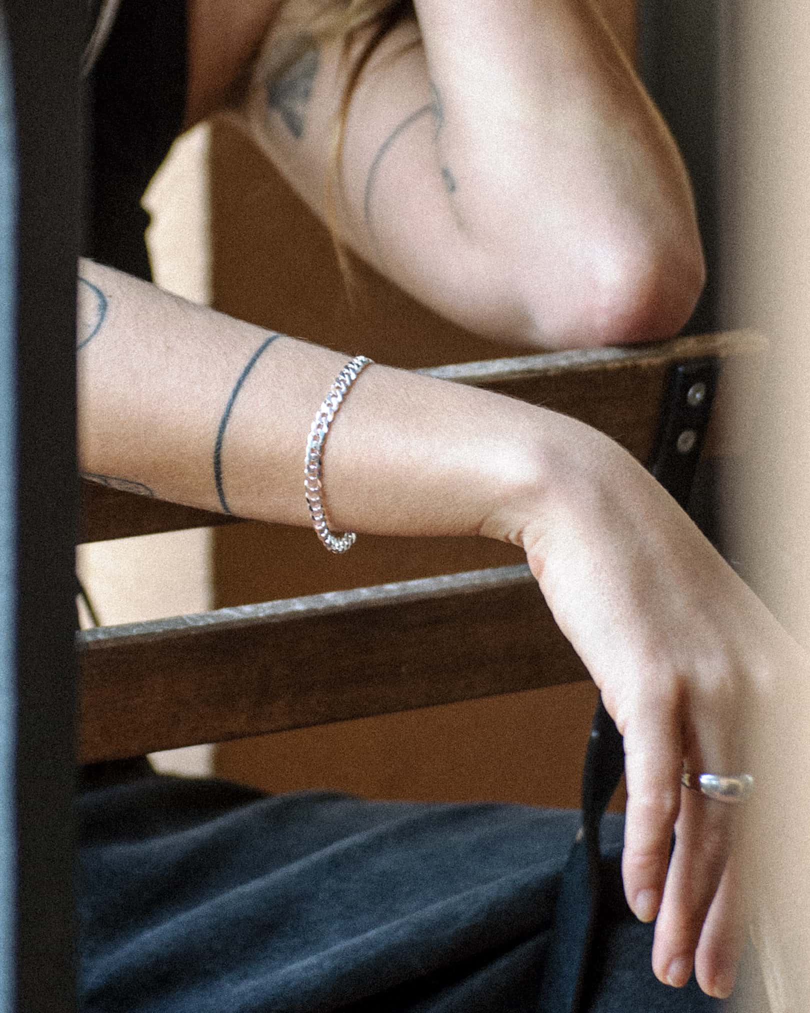 The Cuban bracelet is made of 925 sterling silver. The bracelet is handcrafted in Italy and made for both men and women.
