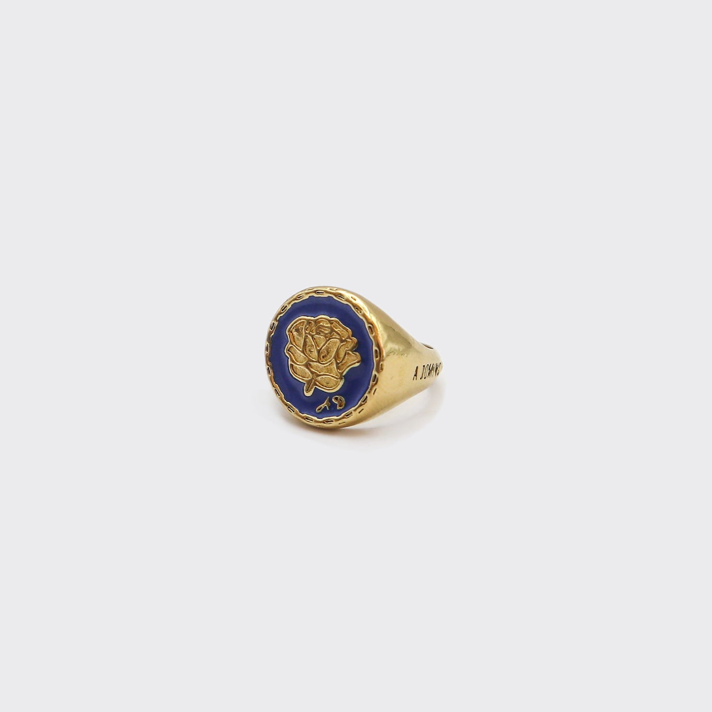 Atelier Domingo's Do's ring is our tribute to the family signet ring. This ring has been designed in France and is made for both men and women. This jewelry is made of a high-quality 24 karat gold plating.