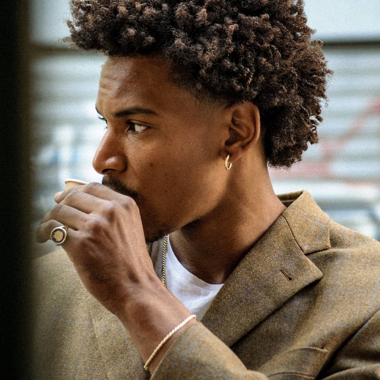 Atelier Domingo's Do's ring is our tribute to the family signet ring. This ring has been designed in France and is made for both men and women. This jewelry is made of a high-quality 24 karat gold plating.