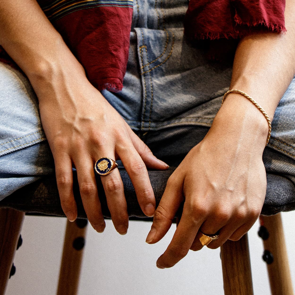 Atelier Domingo's Do's ring is our tribute to the family signet ring. This ring has been designed in France and is made for both men and women. This jewelry is made of a high-quality 24 karat gold plating.