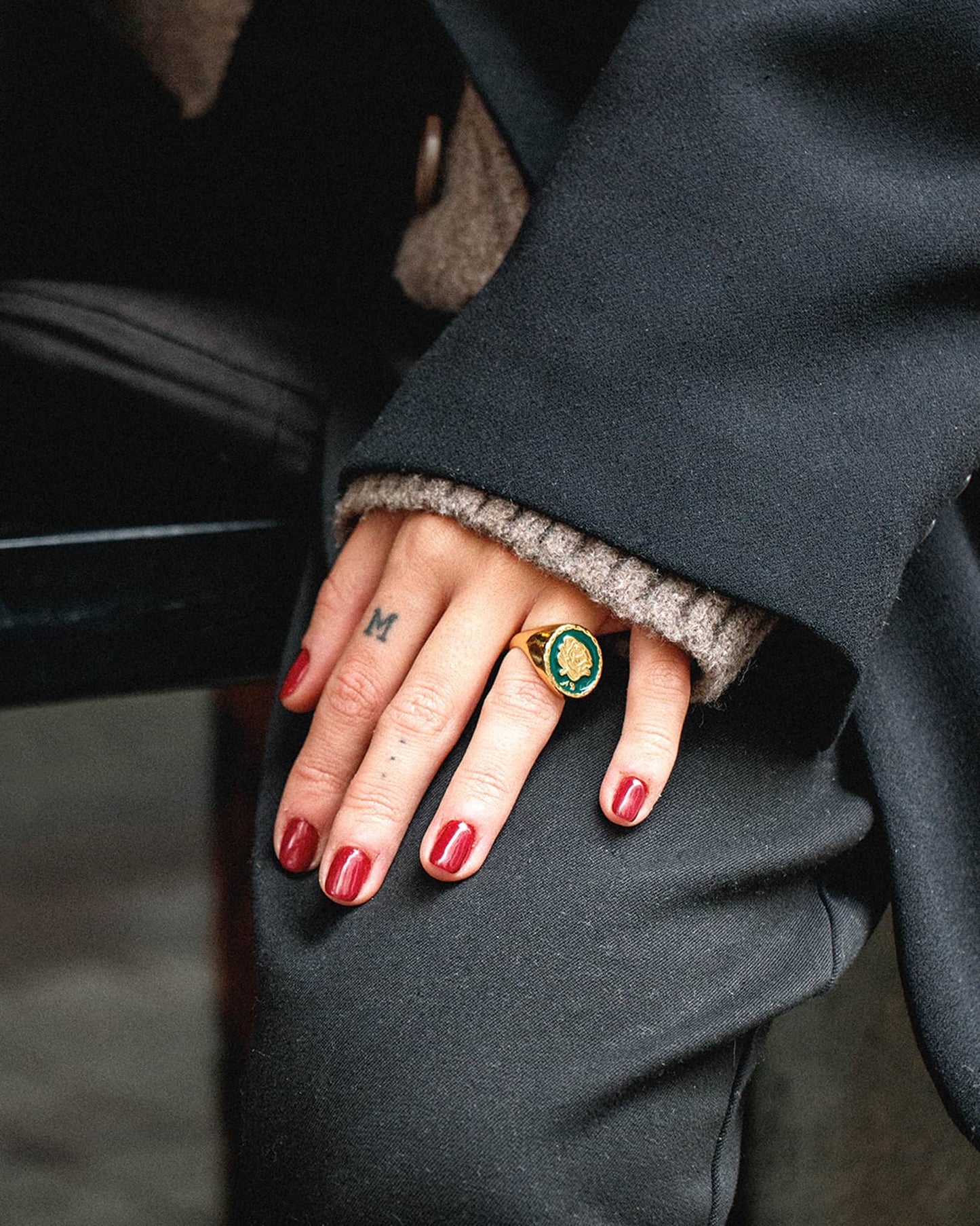 Atelier Domingo's Do's ring is our tribute to the family signet ring. This ring has been designed in France and is made for both men and women. This jewelry is made of a high-quality 24 karat gold plating.