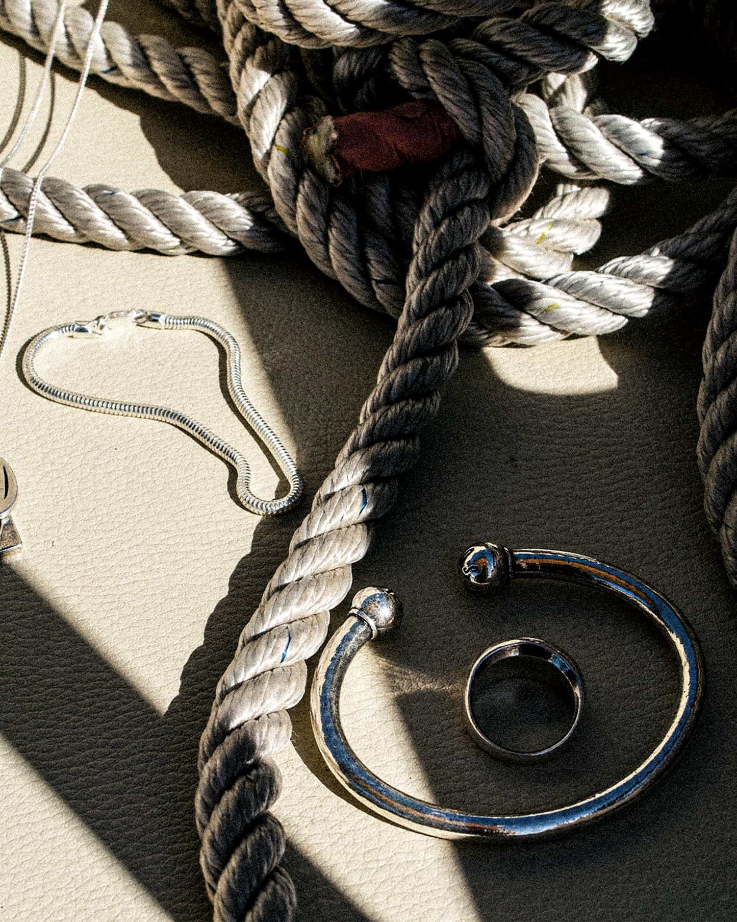 Atelier Domingo's bangle is made of a high-quality 925 Sterling silver plating (10 microns). It is adjustable to any wrist. It is made in Spain and for both men and women.
