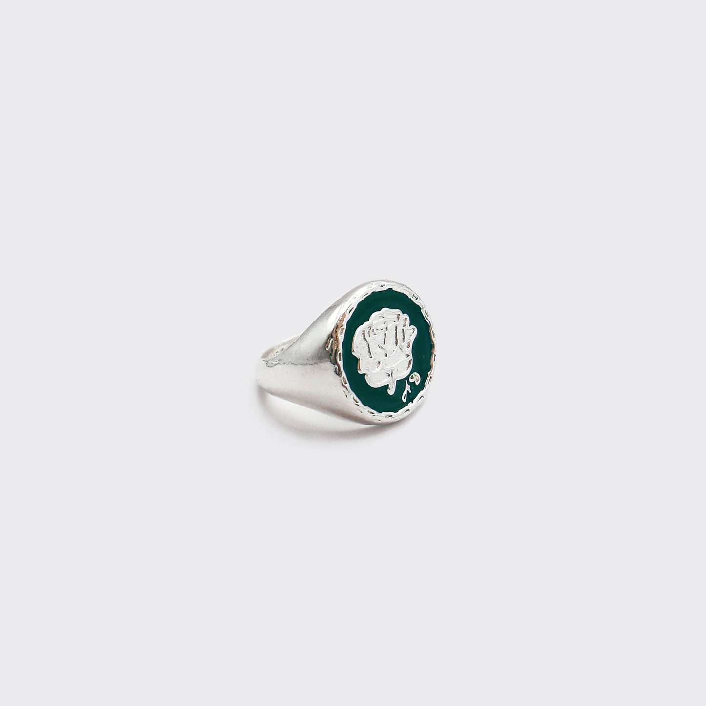 Atelier Domingo's Do's ring is our tribute to the family signet ring. This ring has been designed in France and is made for both men and women. This jewelry is made of a high-quality 925 Sterling silver plating.