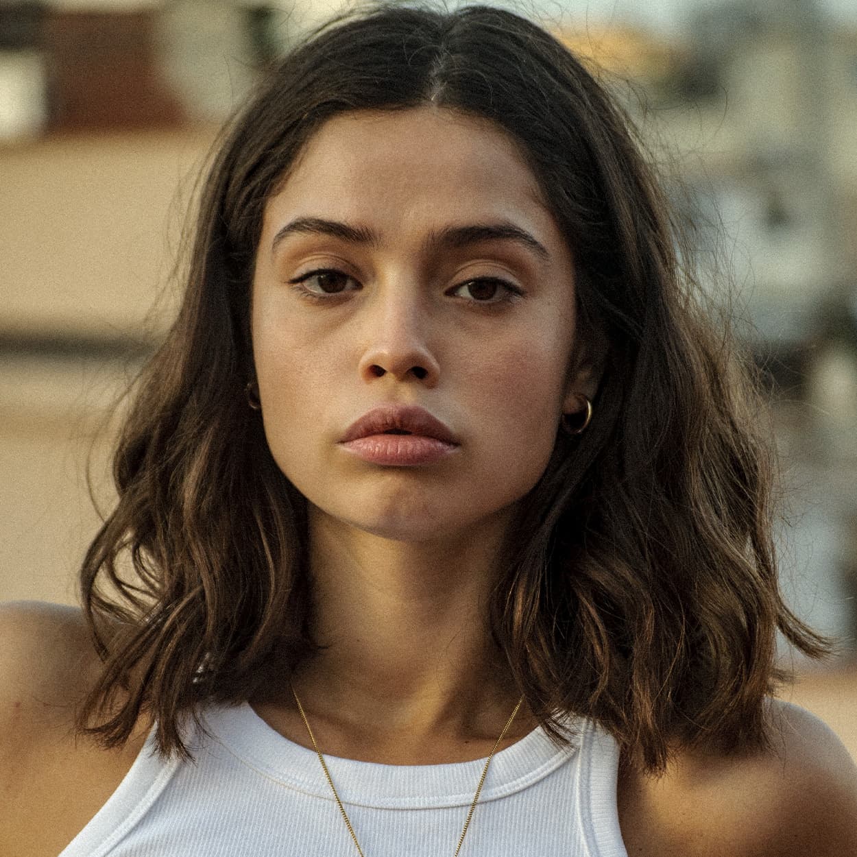The Hoop 23 is a unisex, timeless and elegant earring designed by Atelier Domingo's. It is crafted in Italy and made of solid 925 Sterling silver with a high-quality 18 karat gold plating. It is a tribute to the famous number 23 of the Chicago Bulls. It is made to be worn every day, by men and women.