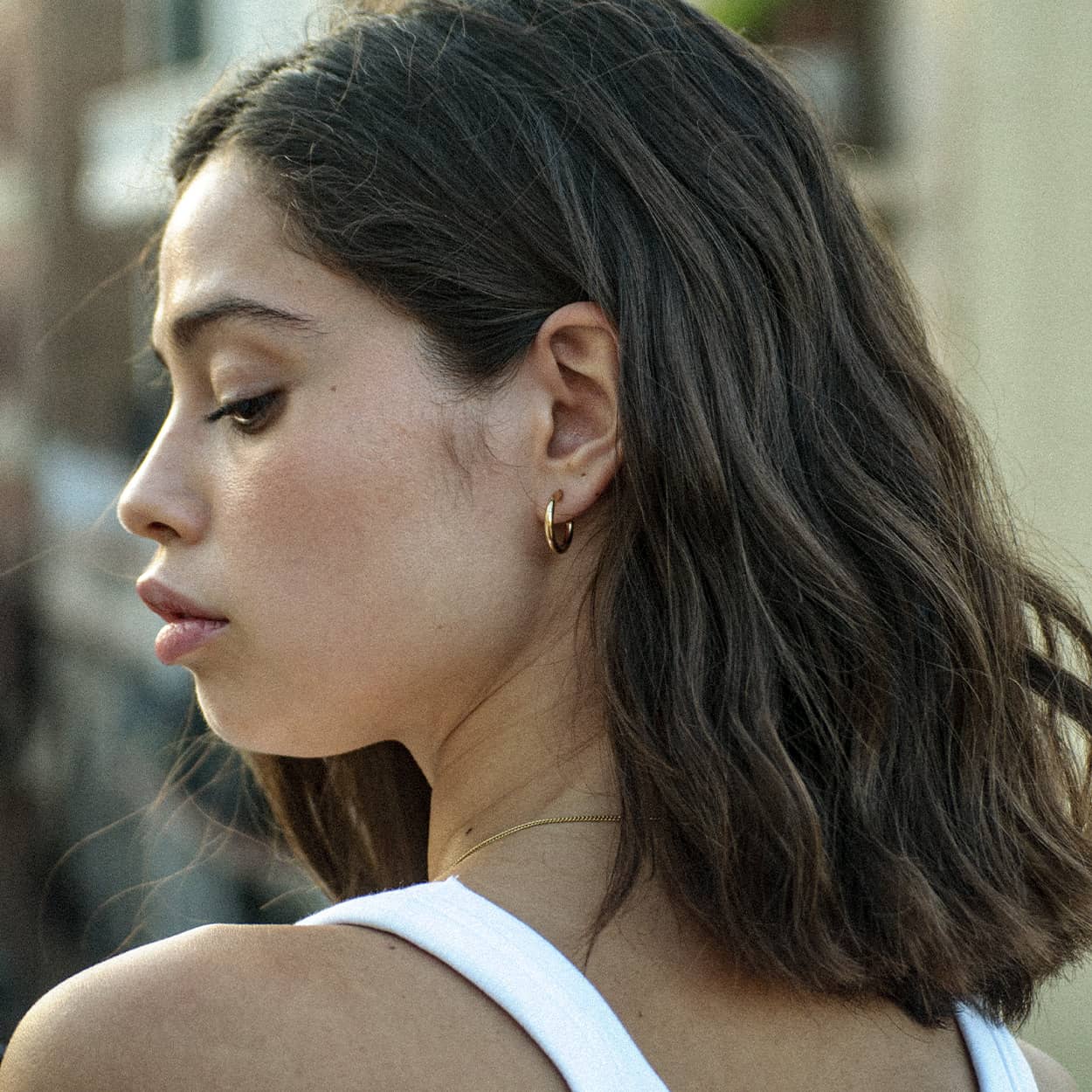 The Hoop 23 is a unisex, timeless and elegant earring designed by Atelier Domingo's. It is crafted in Italy and made of solid 925 Sterling silver with a high-quality 18 karat gold plating. It is a tribute to the famous number 23 of the Chicago Bulls. It is made to be worn every day, by men and women.