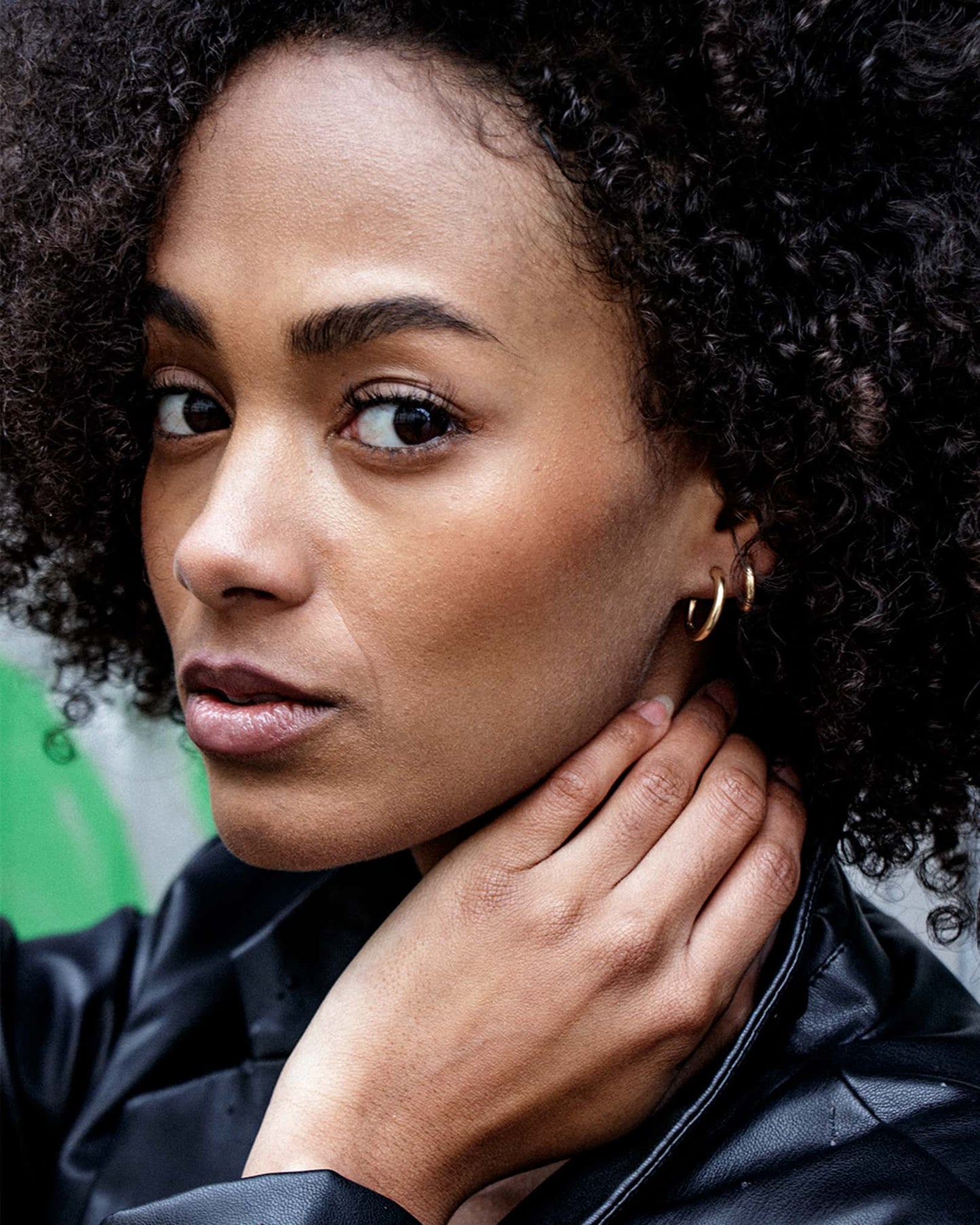 The Hoop 23 is a unisex, timeless and elegant earring designed by Atelier Domingo's. It is crafted in Italy and made of solid 925 Sterling silver with a high-quality 18 karat gold plating. It is a tribute to the famous number 23 of the Chicago Bulls. It is made to be worn every day, by men and women.