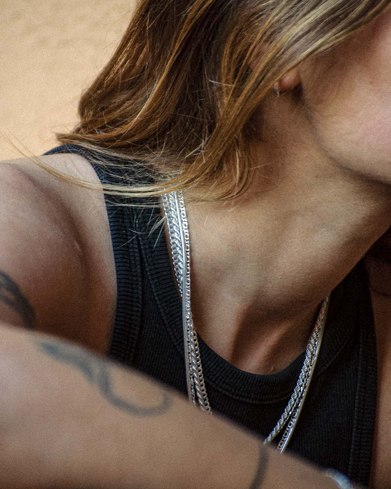 The Mamba necklace is a unisex chain made of 925 sterling silver. The chain is handcrafted in Italy and made for both men and women.