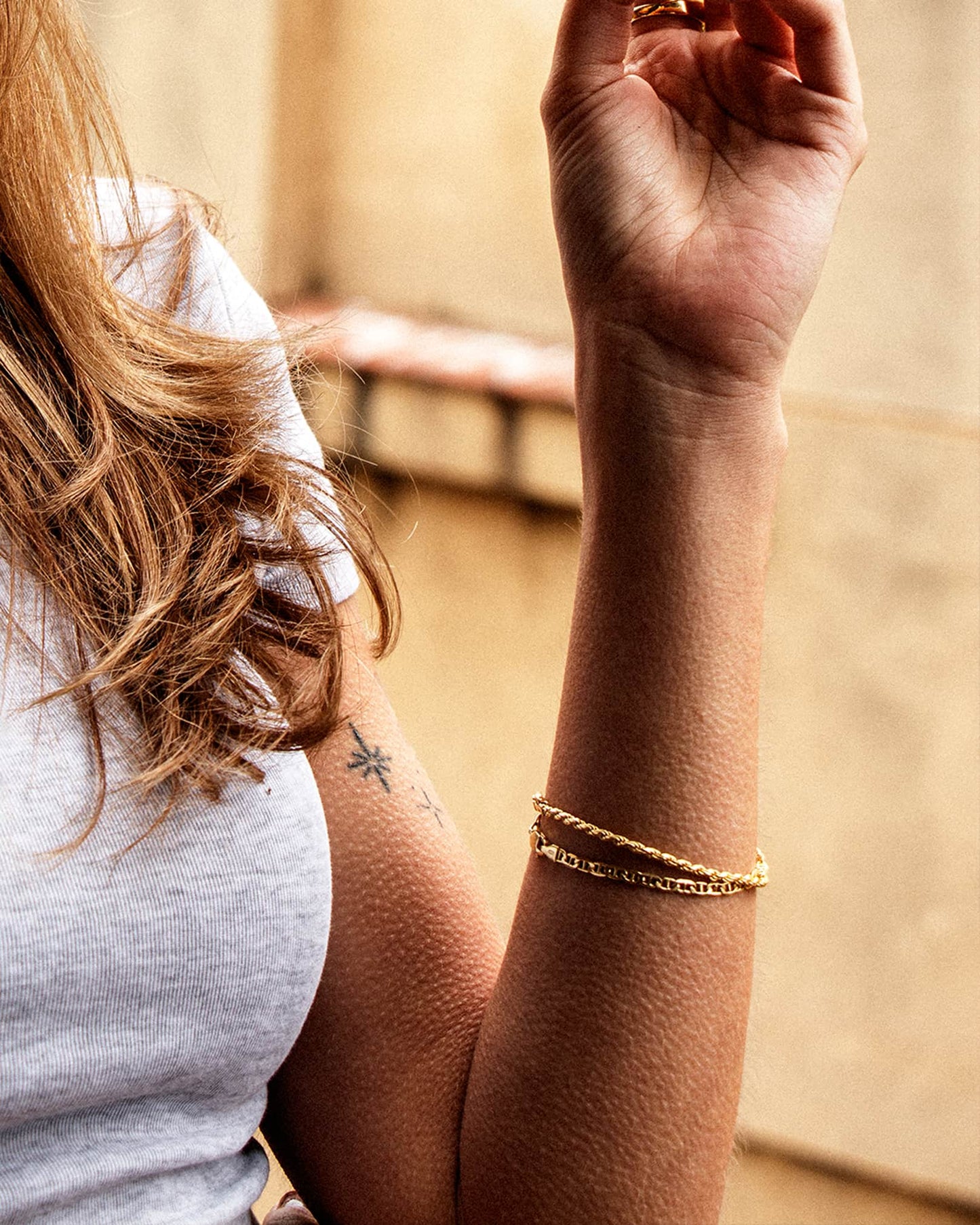 The Marina bracelet is a unisex jewelry made of 925 sterling silver with a thick 18 karat gold plating. It is handcrafted in Italy and inspired by the nautical knots and maritime elegance of the Mediterranean coast.