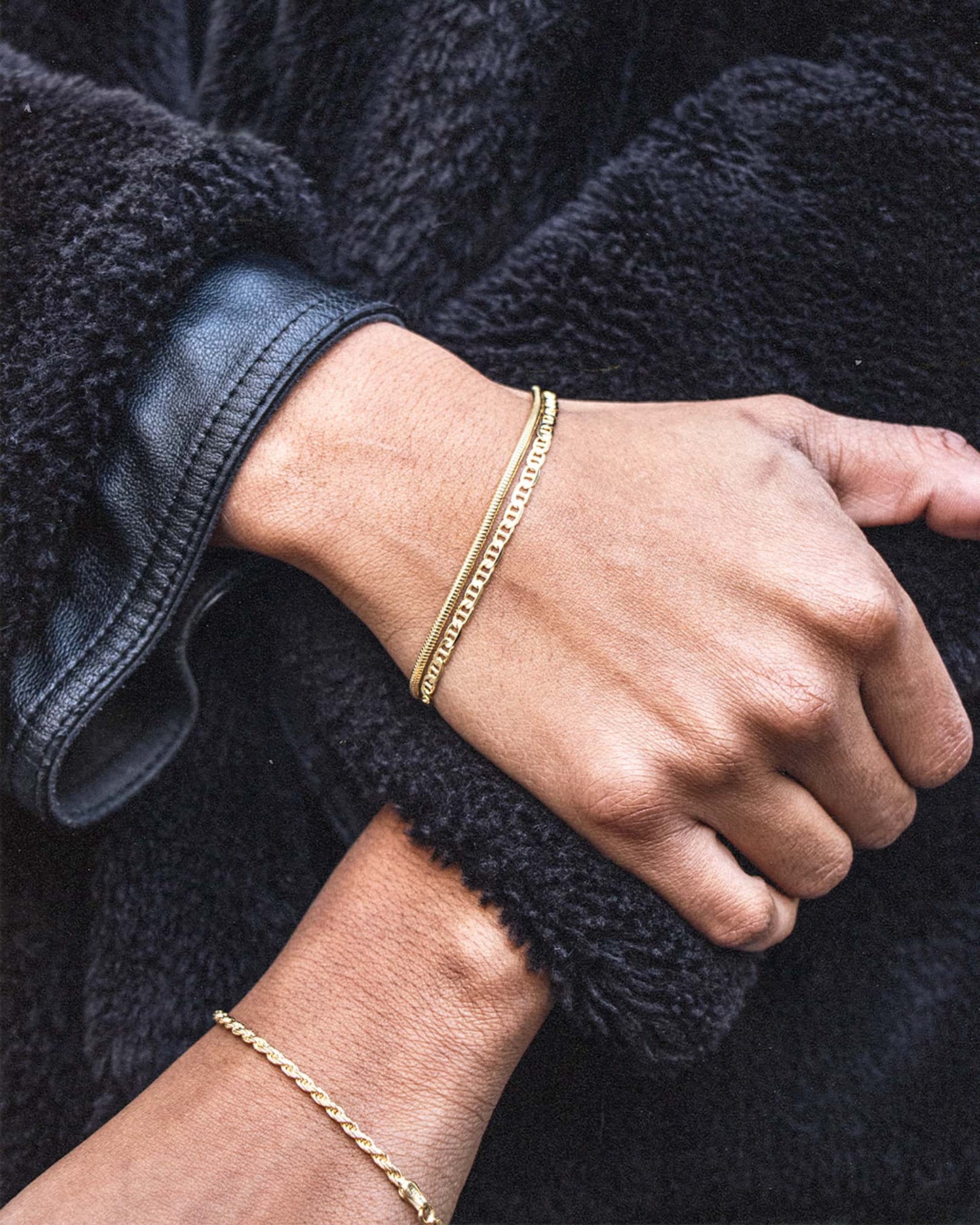 The Marina bracelet is a unisex jewelry made of 925 sterling silver with a thick 18 karat gold plating. It is handcrafted in Italy and inspired by the nautical knots and maritime elegance of the Mediterranean coast.