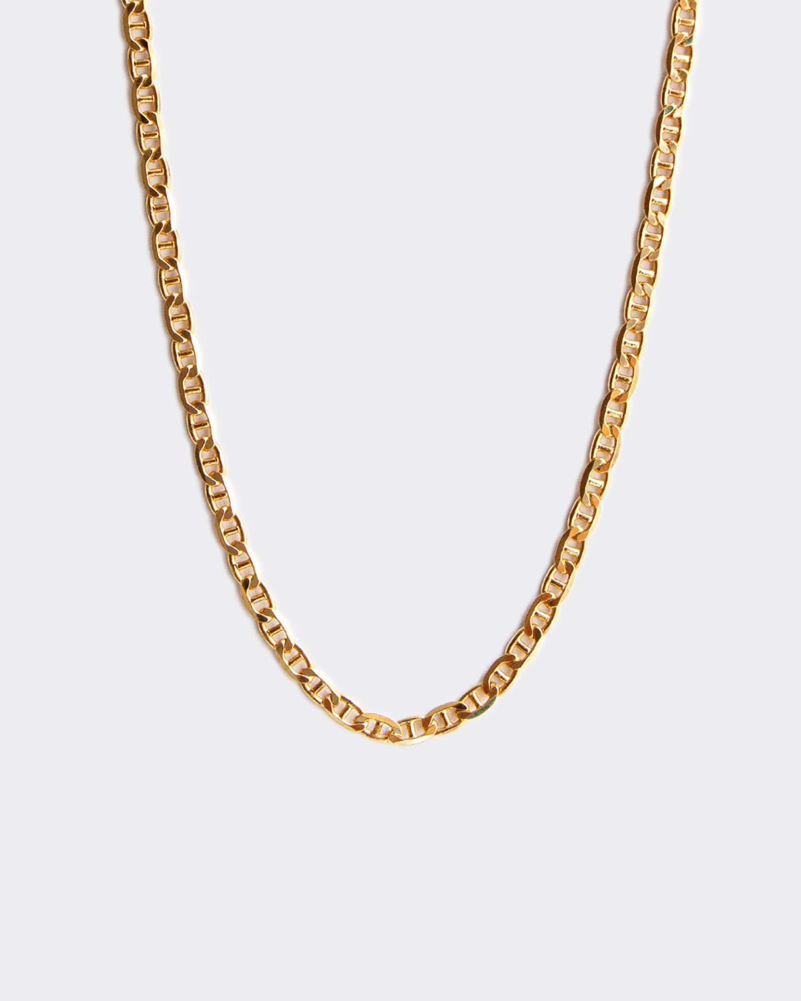 The Marina chain is a unisex necklace made of 925 sterling silver with a thick 18 karat gold plating and crafted in Italy. It is inspired by the nautical knots and maritime elegance of the Mediterranean coast.