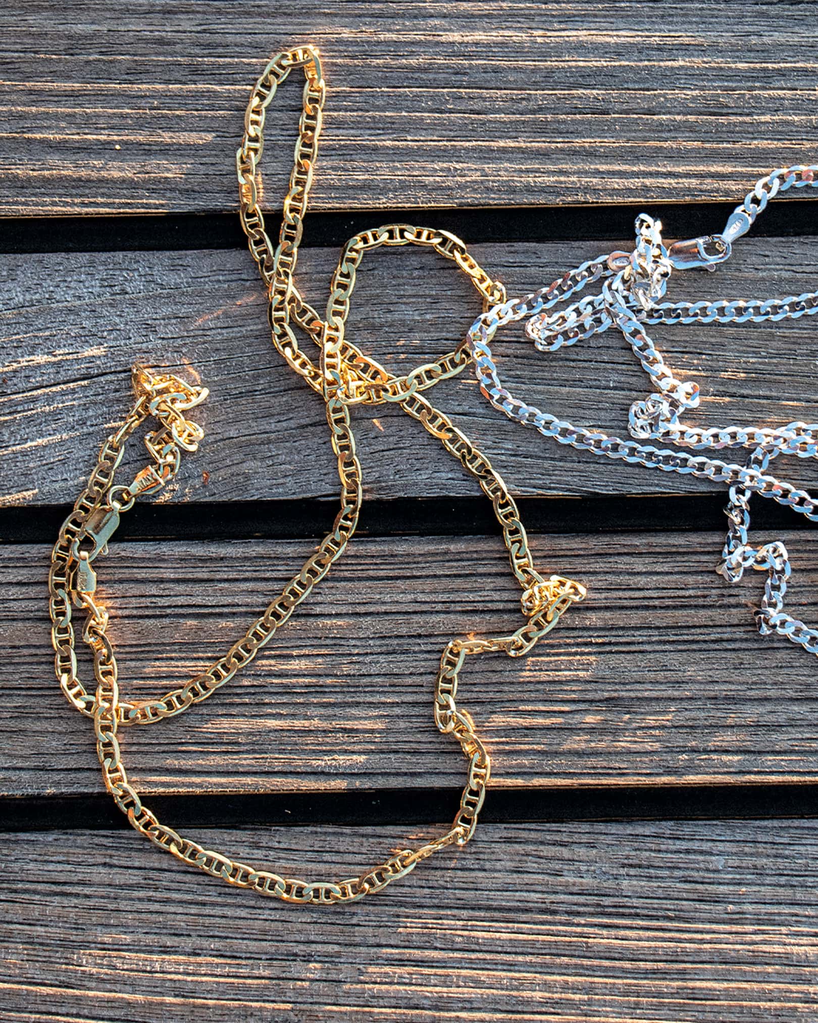 The Marina chain is a unisex necklace made of 925 sterling silver with a thick 18 karat gold plating and crafted in Italy. It is inspired by the nautical knots and maritime elegance of the Mediterranean coast.