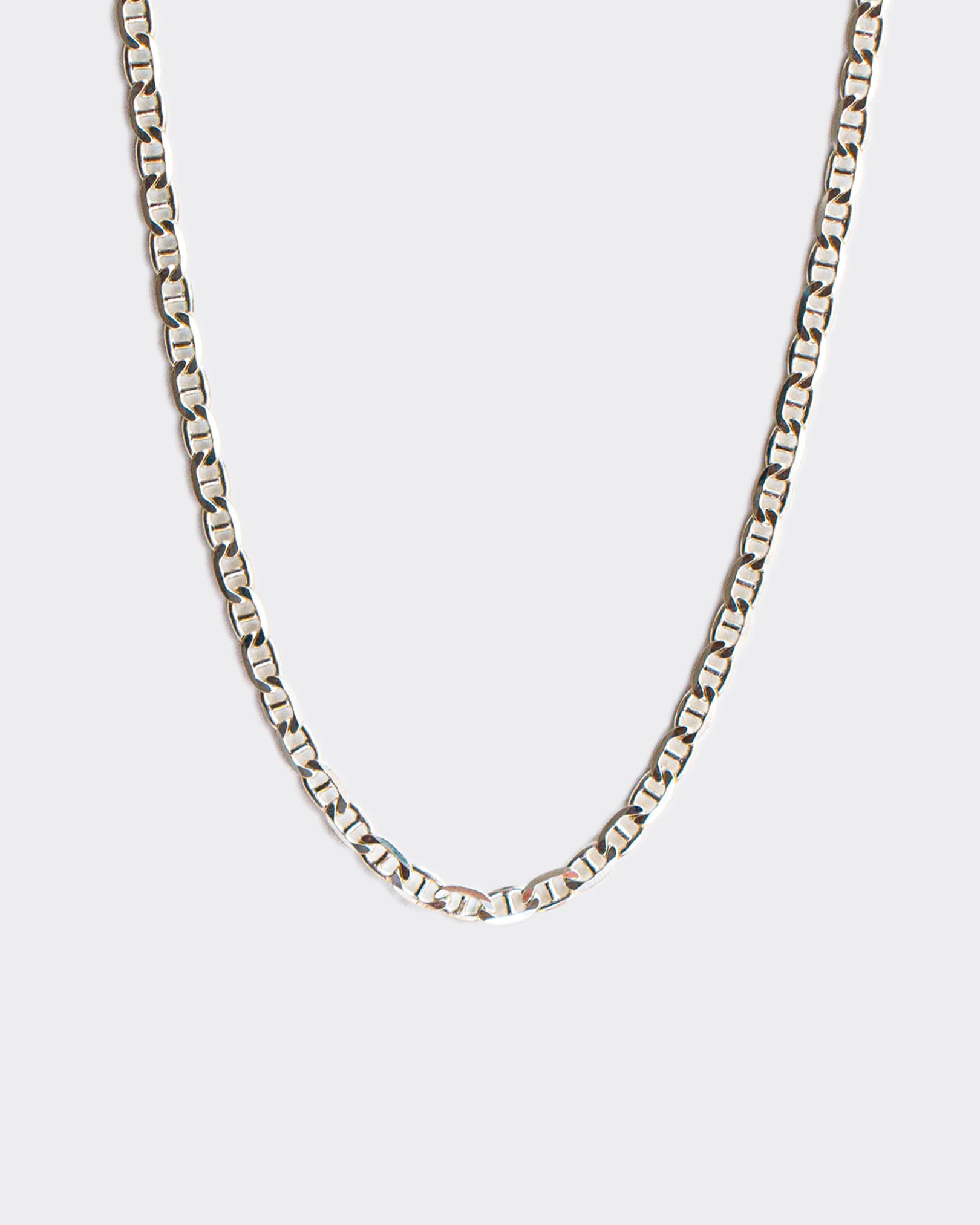 The Marina chain is a unisex necklace made of 925 sterling silver and crafted in Italy. It is inspired by the nautical knots and maritime elegance of the Mediterranean coast.