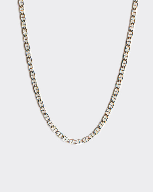The Marina chain is a unisex necklace made of 925 sterling silver and crafted in Italy. It is inspired by the nautical knots and maritime elegance of the Mediterranean coast.