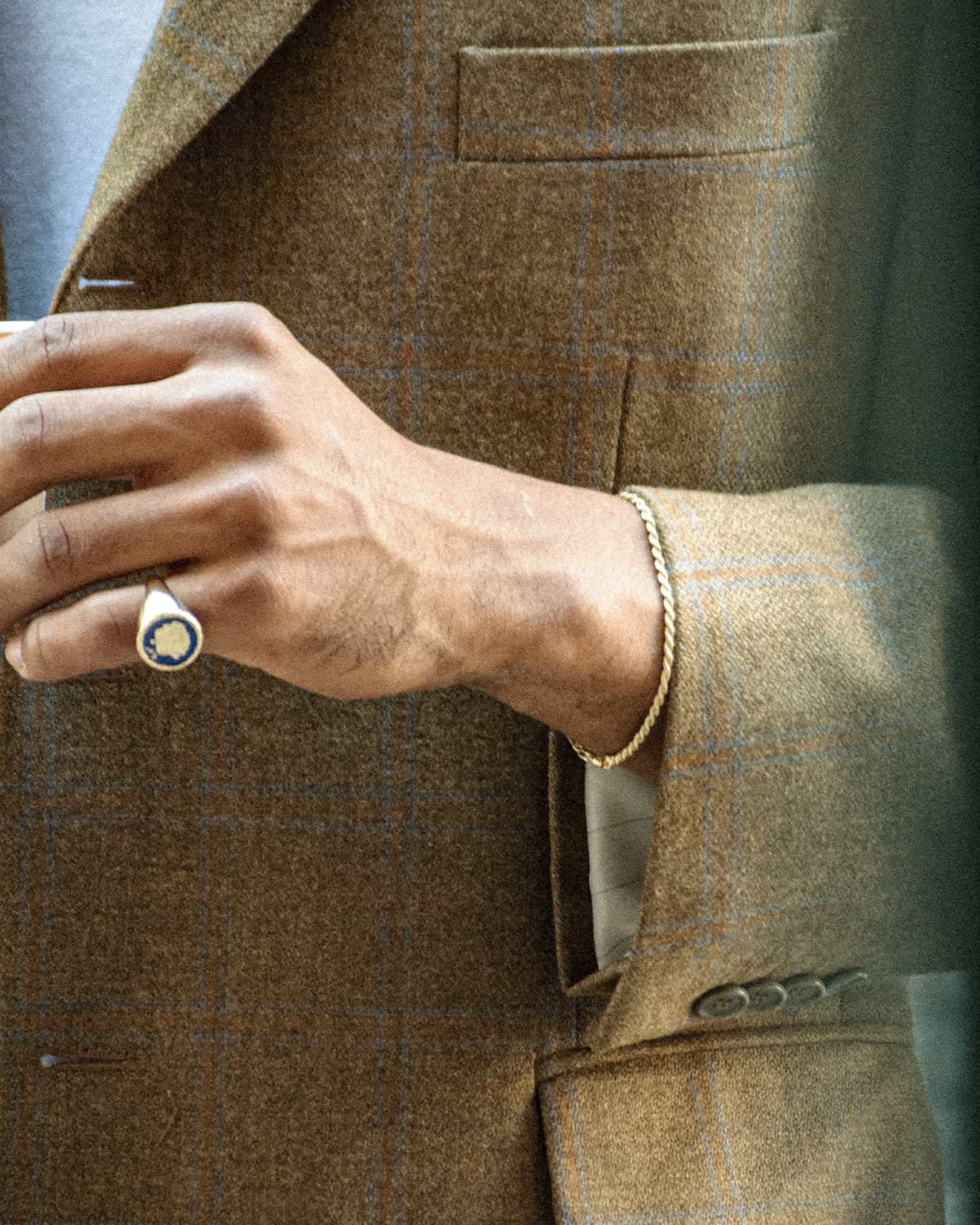 The Rope bracelet is an elegant and unisex piece of jewelry, crafted in Italy and made of 925 Sterling Silver with a high-quality 18 karat gold plating. Every jewelry is designed by Atelier Domingo's in France and is made to be worn by both men and women.