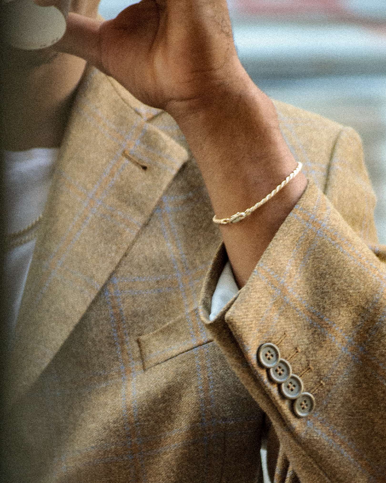 The Rope bracelet is an elegant and unisex piece of jewelry, crafted in Italy and made of 925 Sterling Silver with a high-quality 18 karat gold plating. Every jewelry is designed by Atelier Domingo's in France and is made to be worn by both men and women.