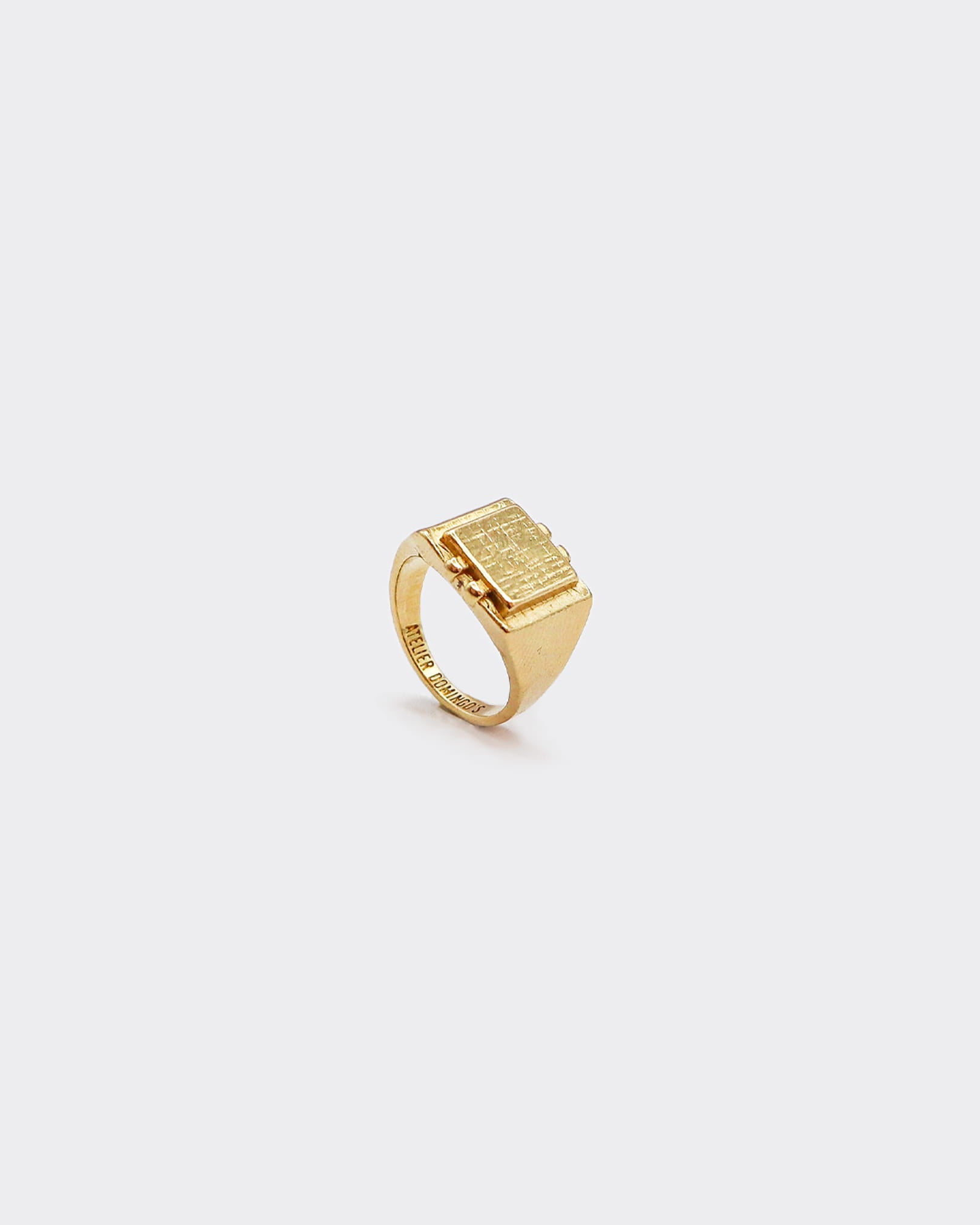 Atelier Domingo's Square ring is a promise of timeless elegance. This ring has been designed in France and is made in Spain, for both men and women. Handcrafted for a vintage finishing, this jewelry is made of a high-quality 24 karat gold plating.