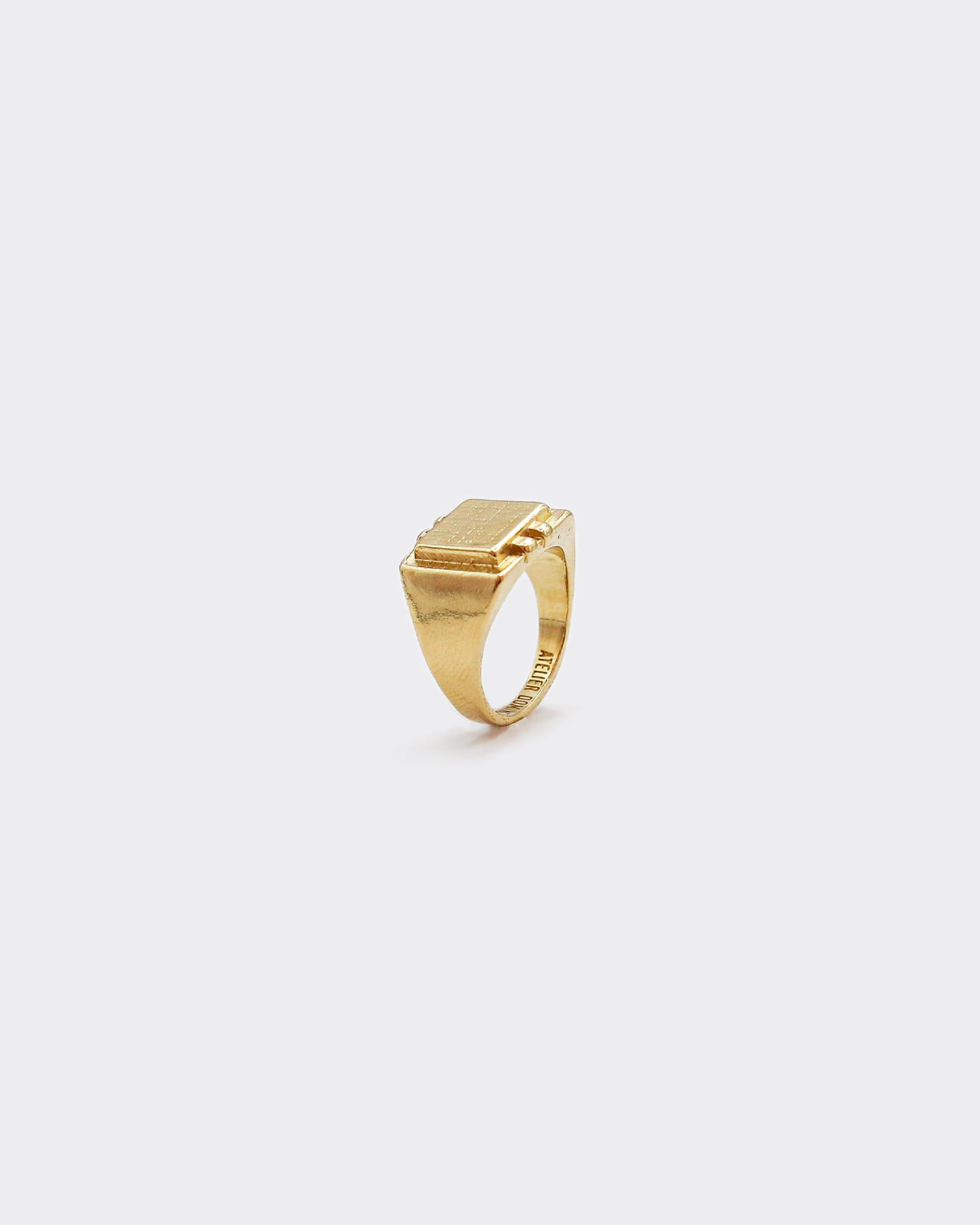 Atelier Domingo's Square ring is a promise of timeless elegance. This ring has been designed in France and is made in Spain, for both men and women. Handcrafted for a vintage finishing, this jewelry is made of a high-quality 24 karat gold plating.