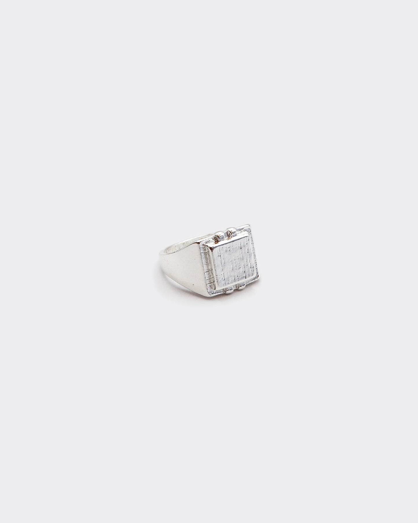 Atelier Domingo's Square ring is a promise of timeless elegance. This ring has been designed in France and is made in Spain, for both men and women. Handcrafted for a vintage finishing, this jewelry is made of a high-quality 925 Sterling silver plating.