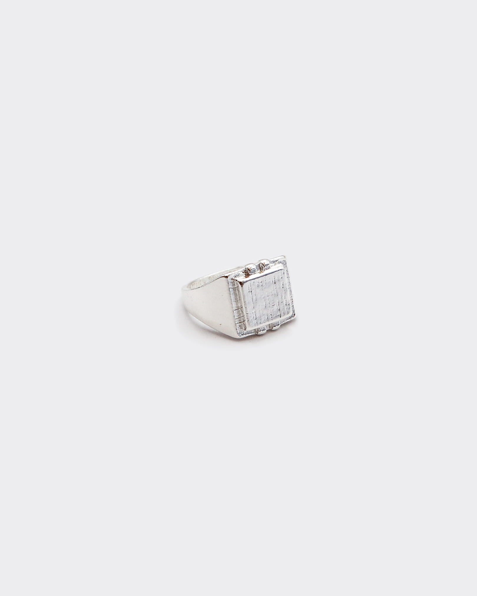 Atelier Domingo's Square ring is a promise of timeless elegance. This ring has been designed in France and is made in Spain, for both men and women. Handcrafted for a vintage finishing, this jewelry is made of a high-quality 925 Sterling silver plating.