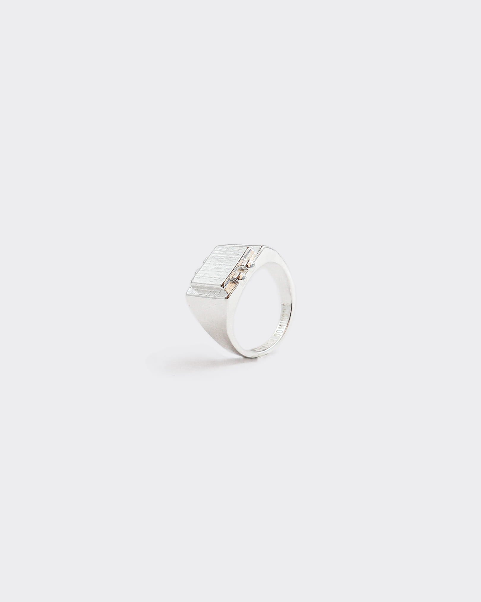 Atelier Domingo's Square ring is a promise of timeless elegance. This ring has been designed in France and is made in Spain, for both men and women. Handcrafted for a vintage finishing, this jewelry is made of a high-quality 925 Sterling silver plating.