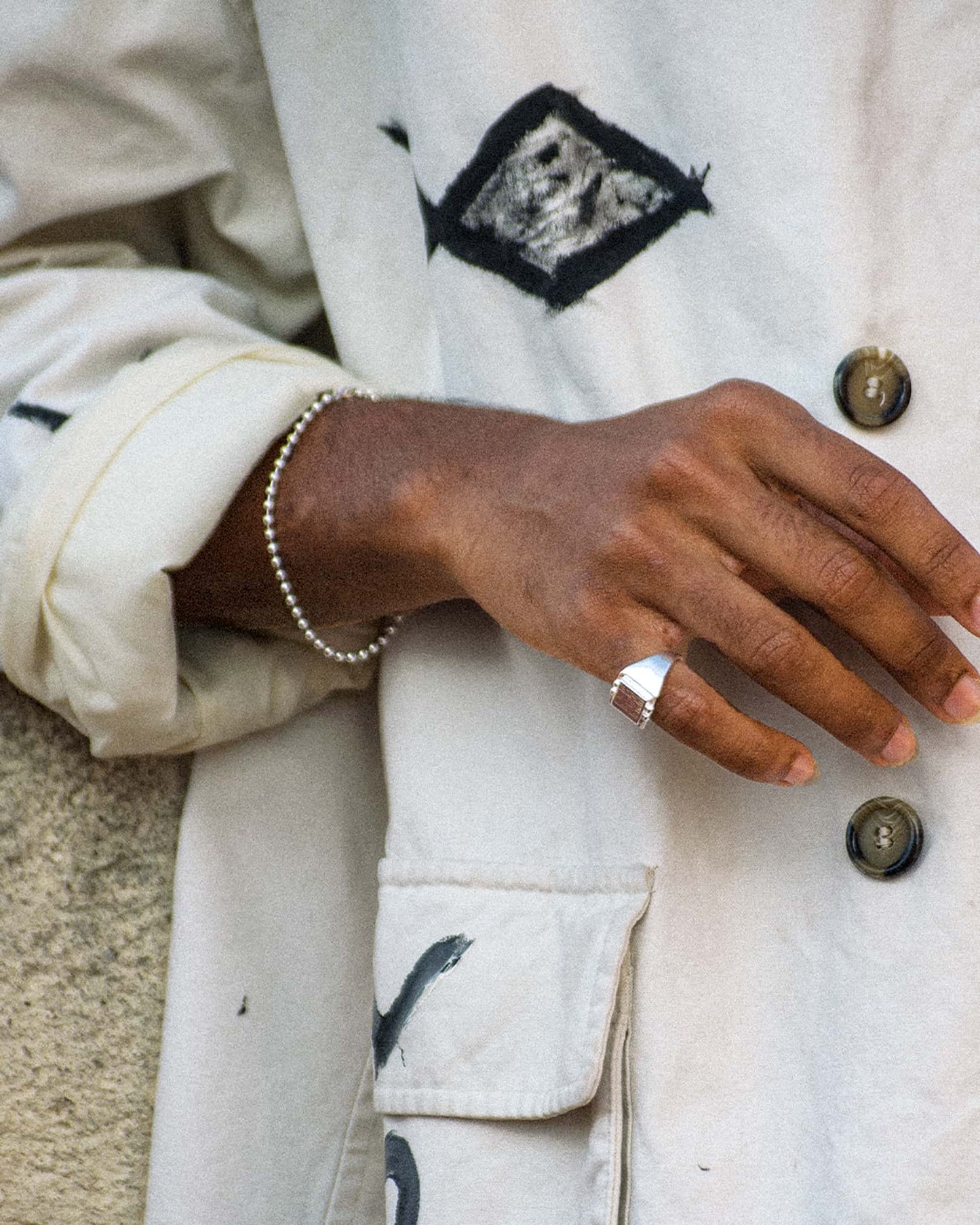 Atelier Domingo's Square ring is a promise of timeless elegance. This ring has been designed in France and is made in Spain, for both men and women. Handcrafted for a vintage finishing, this jewelry is made of a high-quality 925 Sterling silver plating.