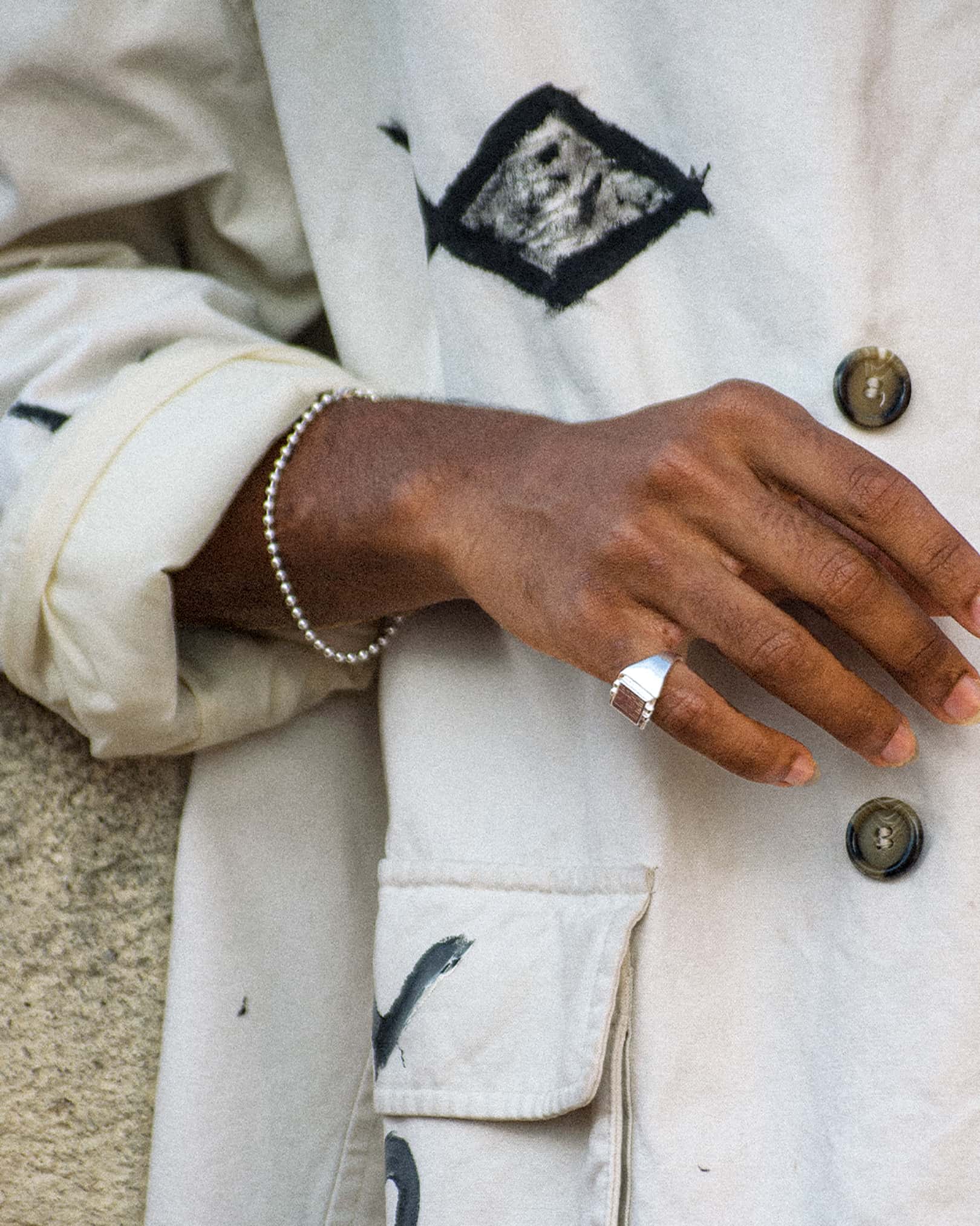 Atelier Domingo's Square ring is a promise of timeless elegance. This ring has been designed in France and is made in Spain, for both men and women. Handcrafted for a vintage finishing, this jewelry is made of a high-quality 925 Sterling silver plating.