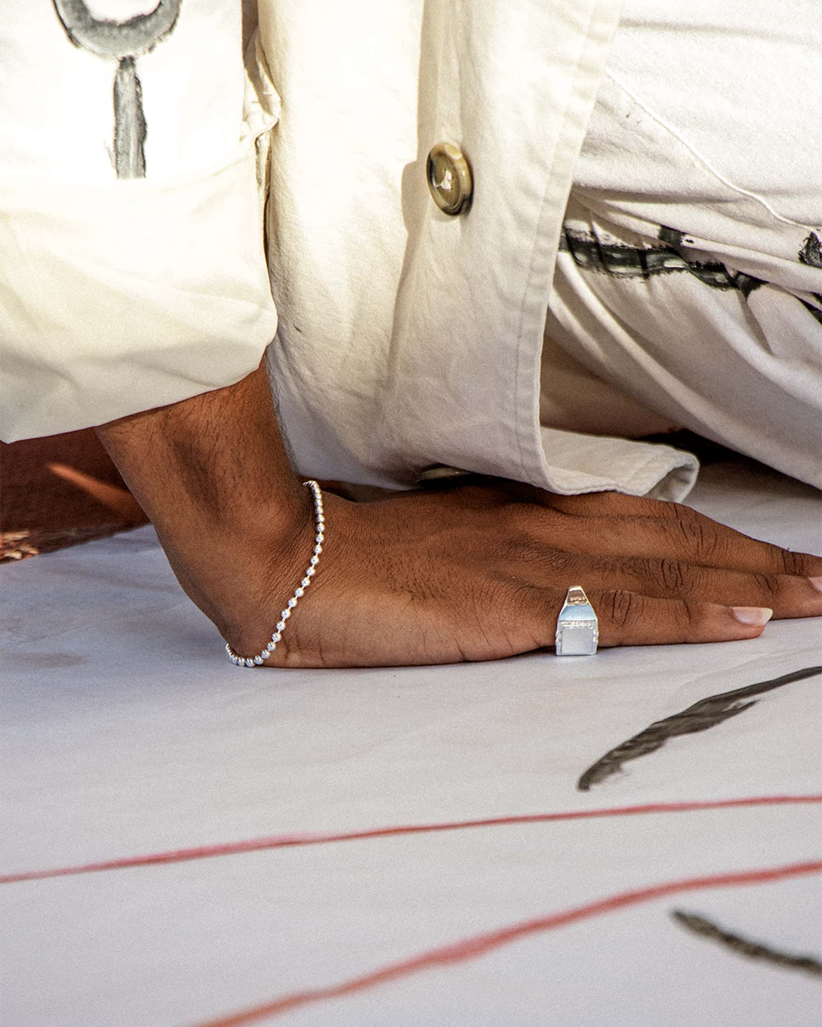 Atelier Domingo's Square ring is a promise of timeless elegance. This ring has been designed in France and is made in Spain, for both men and women. Handcrafted for a vintage finishing, this jewelry is made of a high-quality 925 Sterling silver plating.