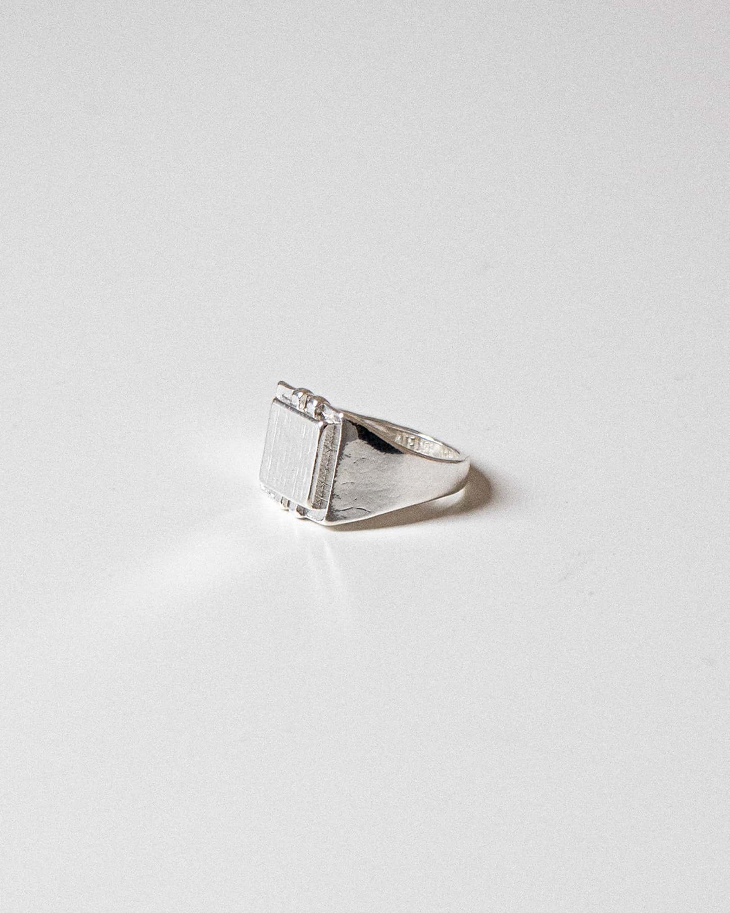 Atelier Domingo's Square ring is a promise of timeless elegance. This ring has been designed in France and is made in Spain, for both men and women. Handcrafted for a vintage finishing, this jewelry is made of a high-quality 925 Sterling silver plating.