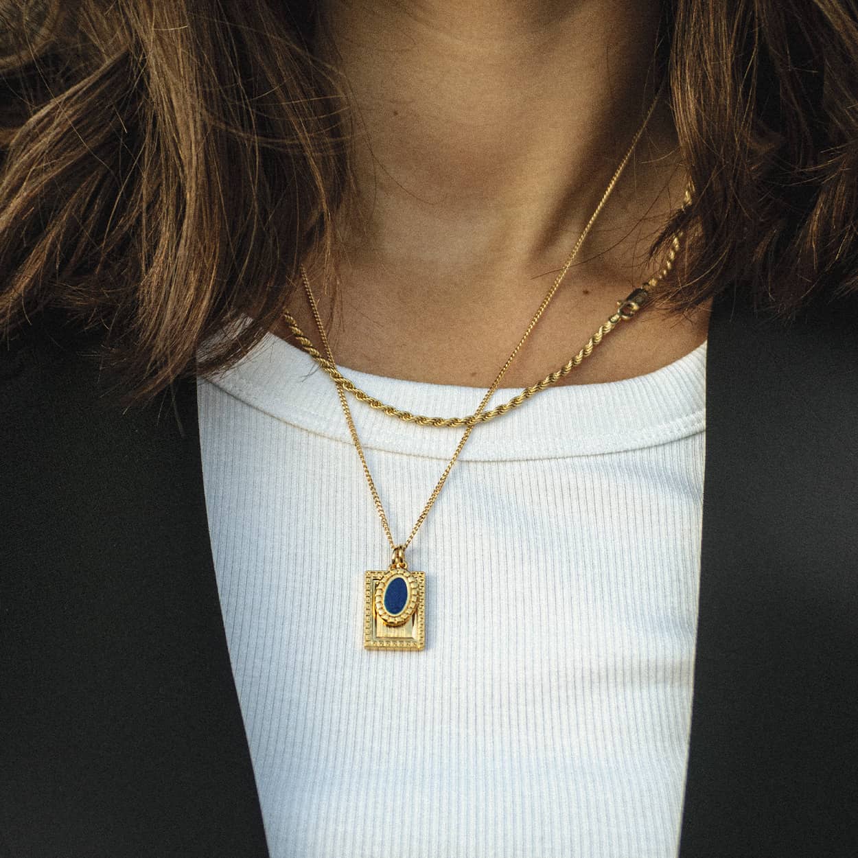 Atelier Domingo's Wallace necklace is a tribute to Christopher Wallace, a.k.a The Notorious B.I.G. Made in Spain, this jewelry is designed to be unisex, for both men and women. The pendant is made of a high-quality 24 karat gold plating. The cuban chain is made of solid 925 Sterling silver with a high-quality 18 karat gold plating.