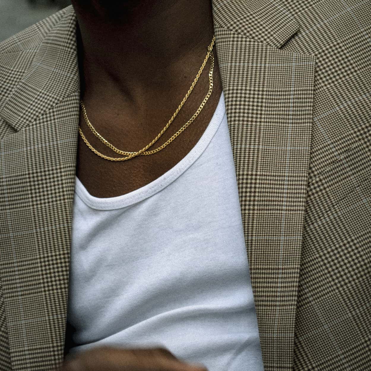 The Cuban Chain is an elegant and unisex piece of jewelry, crafted in Italy and made of 925 Sterling Silver with a high-quality 18 karat gold plating. Every jewelry is designed by Atelier Domingo's in France and is made to be worn by both men and women.