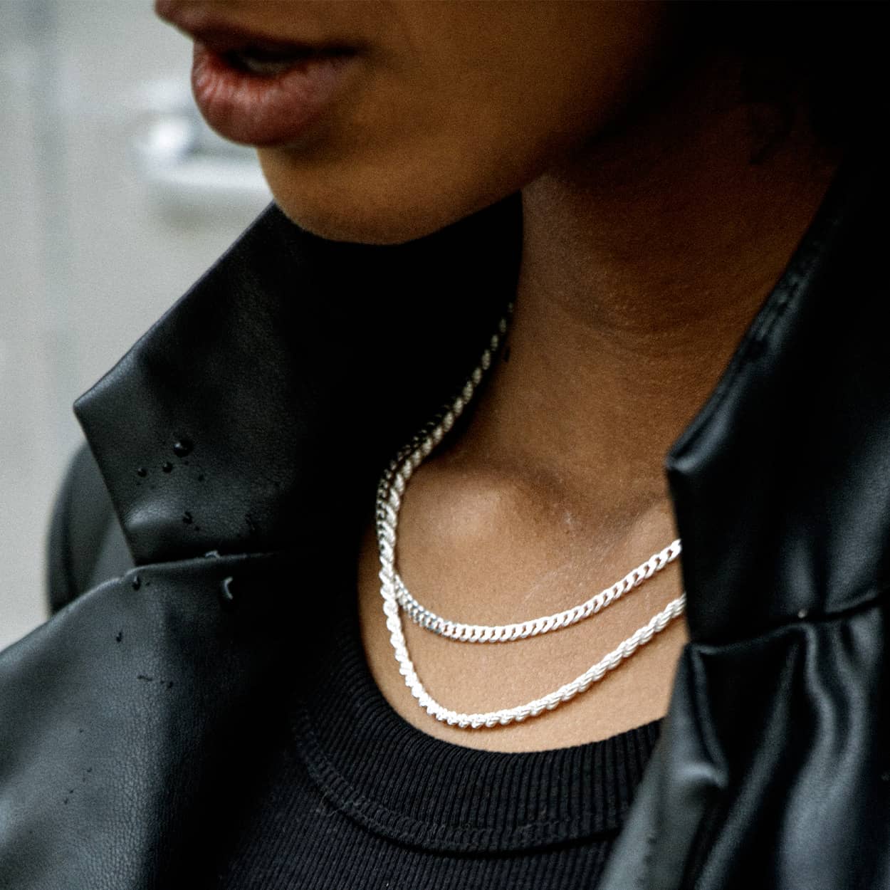 The Cuban chain is an elegant and unisex piece of jewelry, crafted in Italy and made of 925 Sterling Silver. Every jewelry is designed by Atelier Domingo's in France and is made to be worn by both men and women.