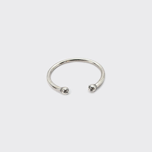 Atelier Domingo's bangle is made of a high-quality 925 Sterling silver plating (10 microns). It is adjustable to any wrist. It is made in Spain and for both men and women.