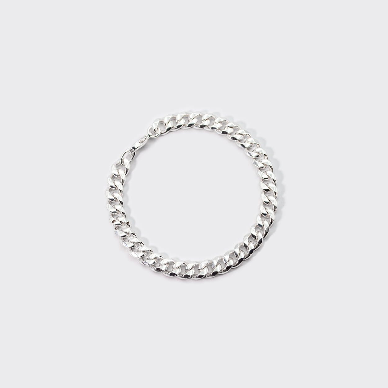 The Havana bracelet is a cuban chain made of a high-quality 925 Sterling silver (10 microns). It is made in Spain and fits both men or women. It is a unisex bracelet.