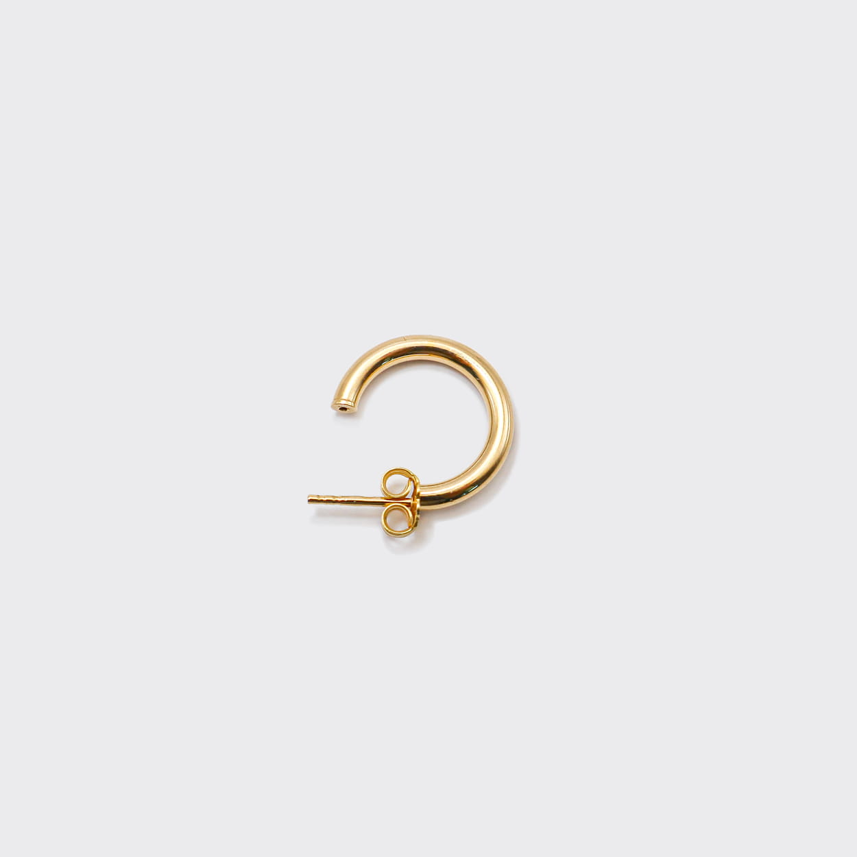 The Hoop 23 is a unisex, timeless and elegant earring designed by Atelier Domingo's. It is crafted in Italy and made of solid 925 Sterling silver with a high-quality 18 karat gold plating. It is a tribute to the famous number 23 of the Chicago Bulls. It is made to be worn every day, by men and women.