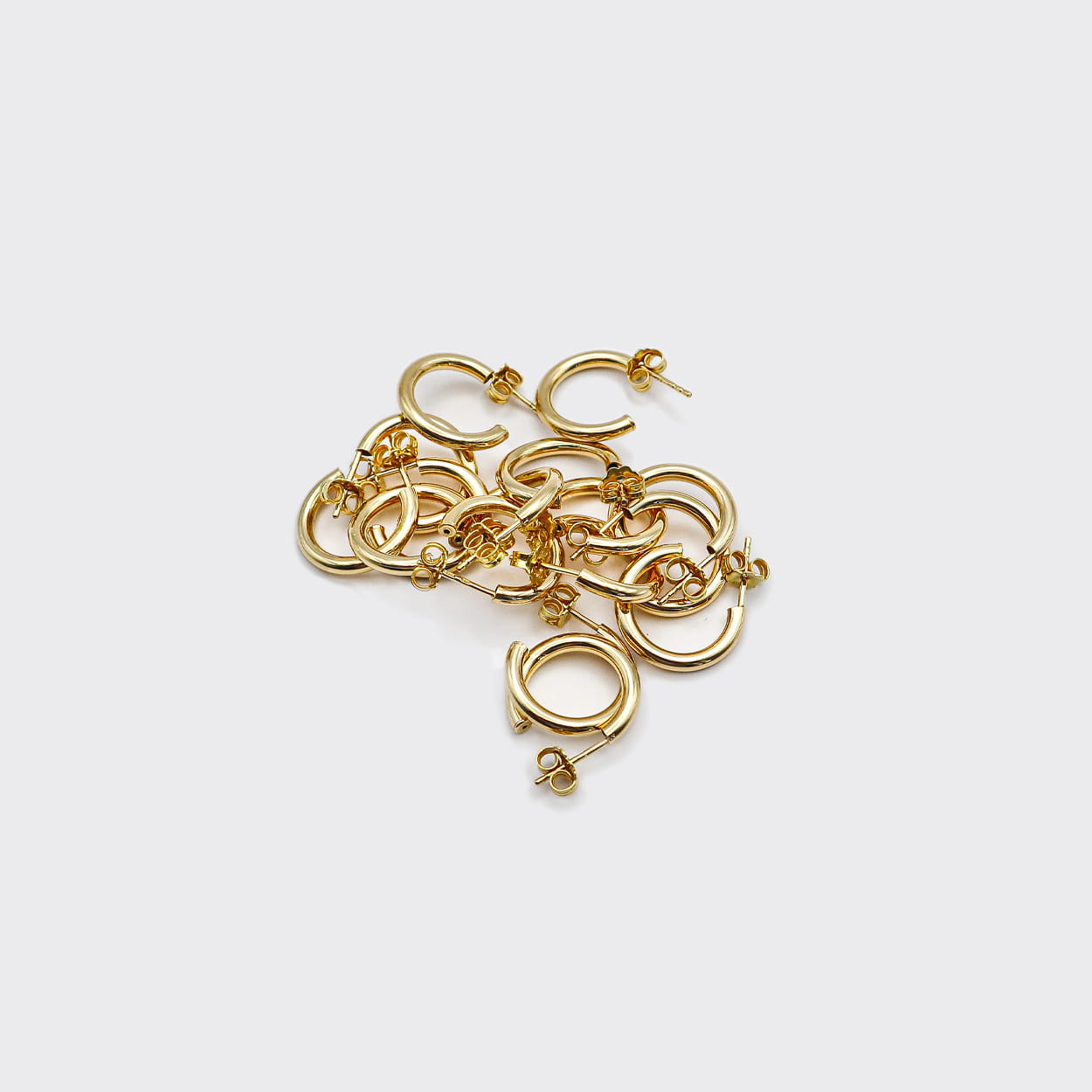 The Hoop 23 is a unisex, timeless and elegant earring designed by Atelier Domingo's. It is crafted in Italy and made of solid 925 Sterling silver with a high-quality 18 karat gold plating. It is a tribute to the famous number 23 of the Chicago Bulls. It is made to be worn every day, by men and women.