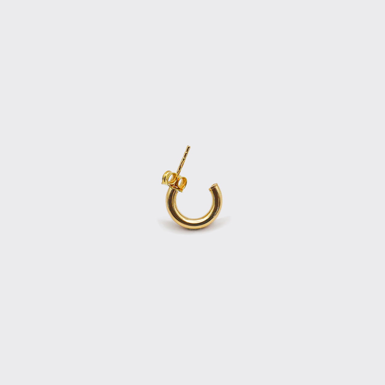 The Hoop 23 is a unisex, timeless and elegant earring designed by Atelier Domingo's. It is crafted in Italy and made of solid 925 Sterling silver with a high-quality 18 karat gold plating. It is a tribute to the famous number 23 of the Chicago Bulls. It is made to be worn every day, by men and women.