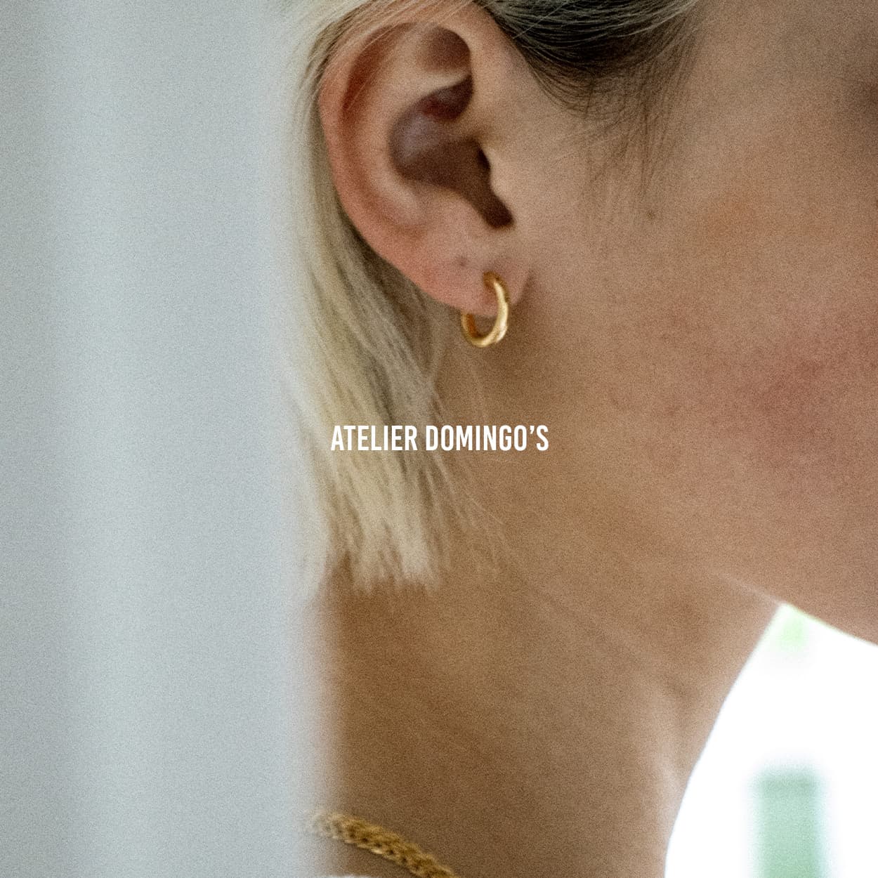 The Hoop 23 is a unisex, timeless and elegant earring designed by Atelier Domingo's. It is crafted in Italy and made of solid 925 Sterling silver with a high-quality 18 karat gold plating. It is a tribute to the famous number 23 of the Chicago Bulls. It is made to be worn every day, by men and women.