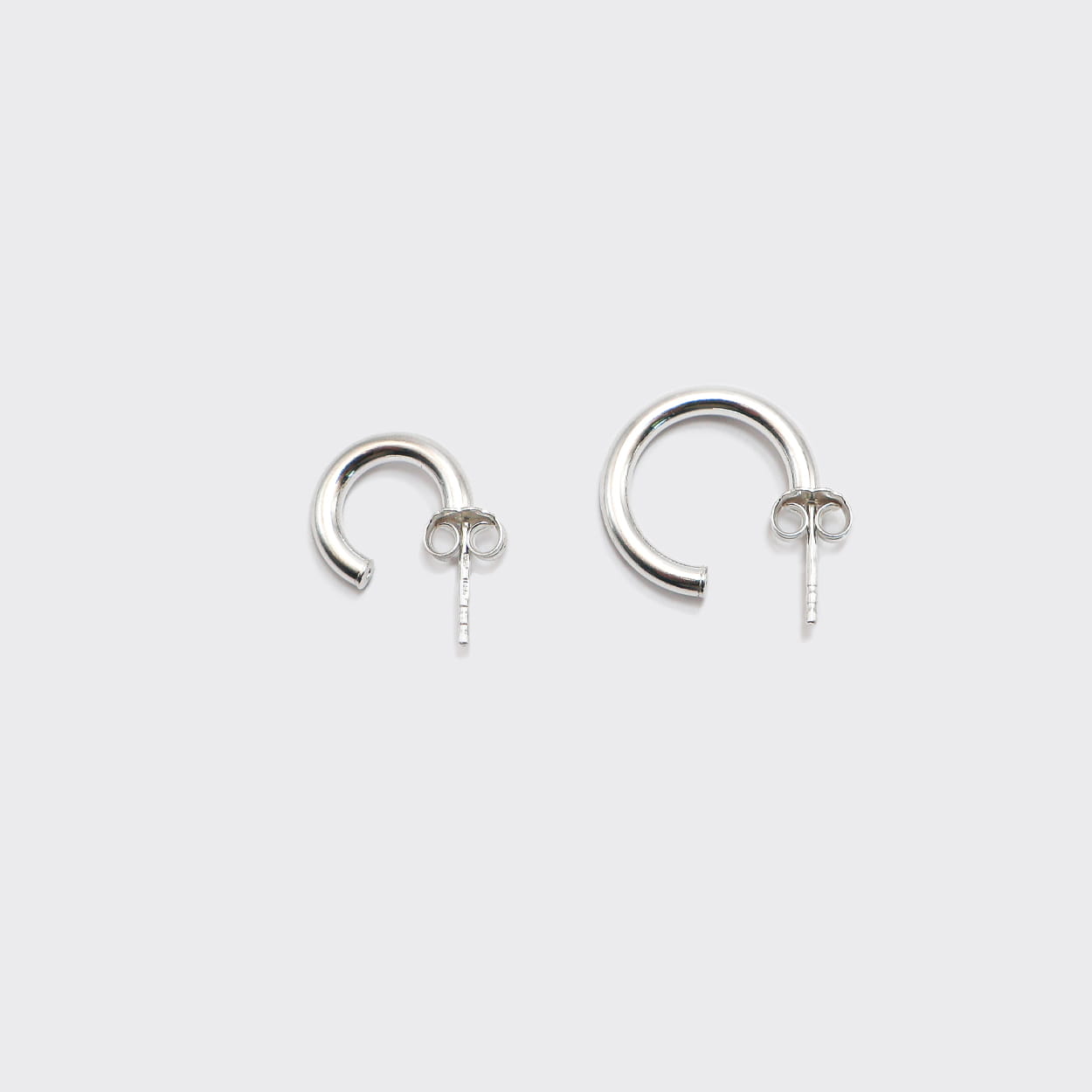 The Hoop 23 is a unisex, timeless and elegant earring designed by Atelier Domingo's. It is crafted in Italy and made of solid 925 Sterling silver. It is a tribute to the famous number 23 of the Chicago Bulls. It is made to be worn every day, by men and women.
