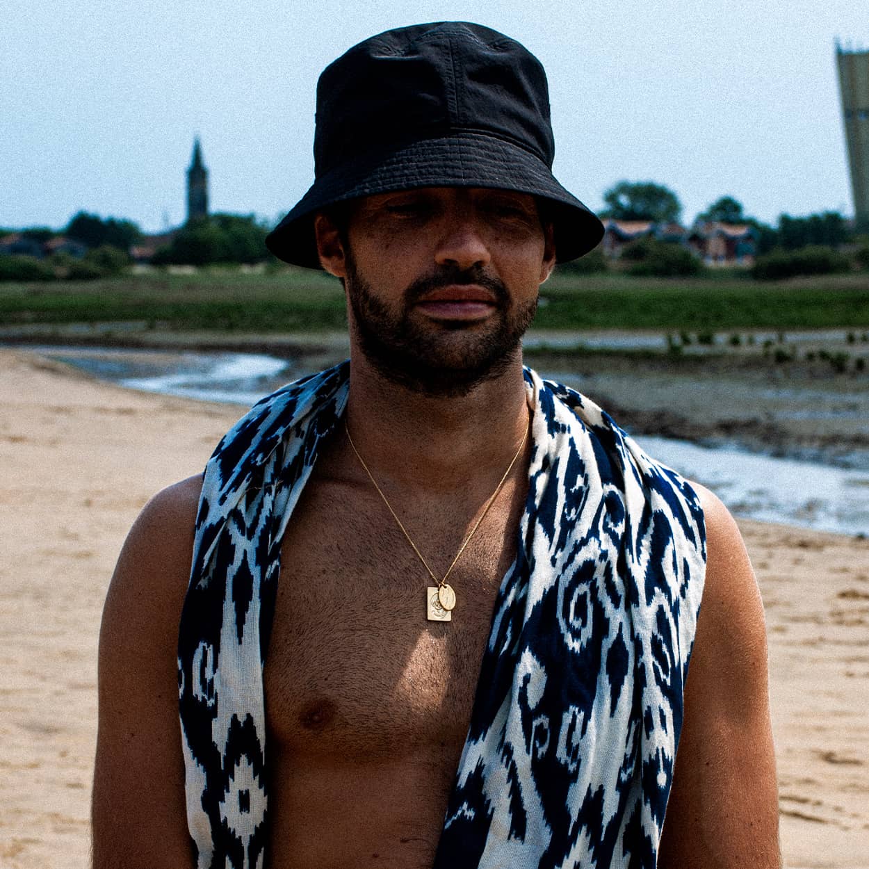 Atelier Domingo's L'Amour necklace is made in Spain. This jewelry is unisex. It is for both men and women. The pendant is made of a high-quality 24 karat gold plating. The cuban chain is made of solid 925 Sterling silver with a high-quality 18 karat gold plating.