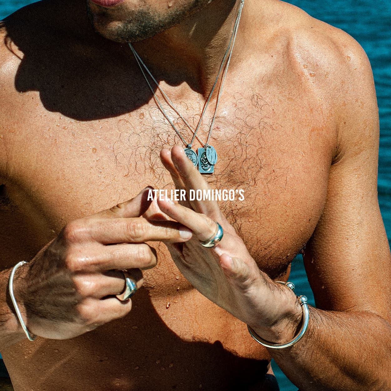 Atelier Domingo's L'Amour silver necklace is made in Spain. It is a unisex jewelry, made for both men and women. The pendant is made of a high-quality 925 Sterling silver plating (10 microns). The cuban chain is made of solid 925 Sterling silver.