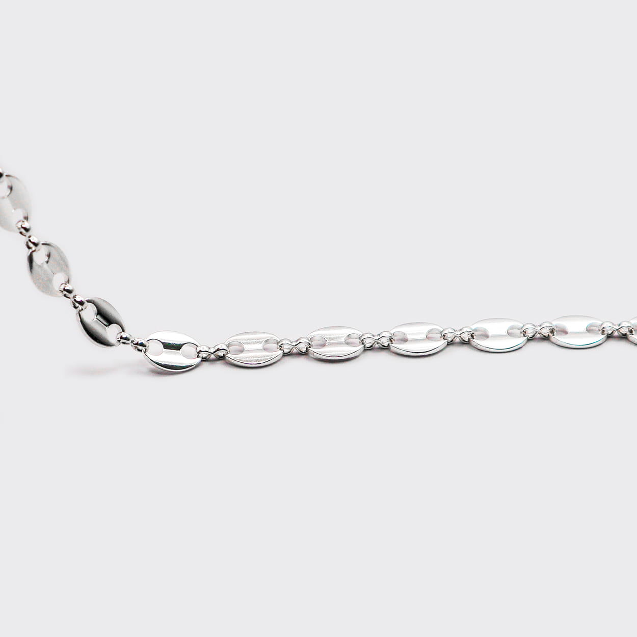 Atelier Domingo's La Mar bracelet is the classic coffee beans chain. It is made in Spain and this jewelry is made for both men and women. This unisex bracelet is made of a high-quality 925 Sterling silver plating.