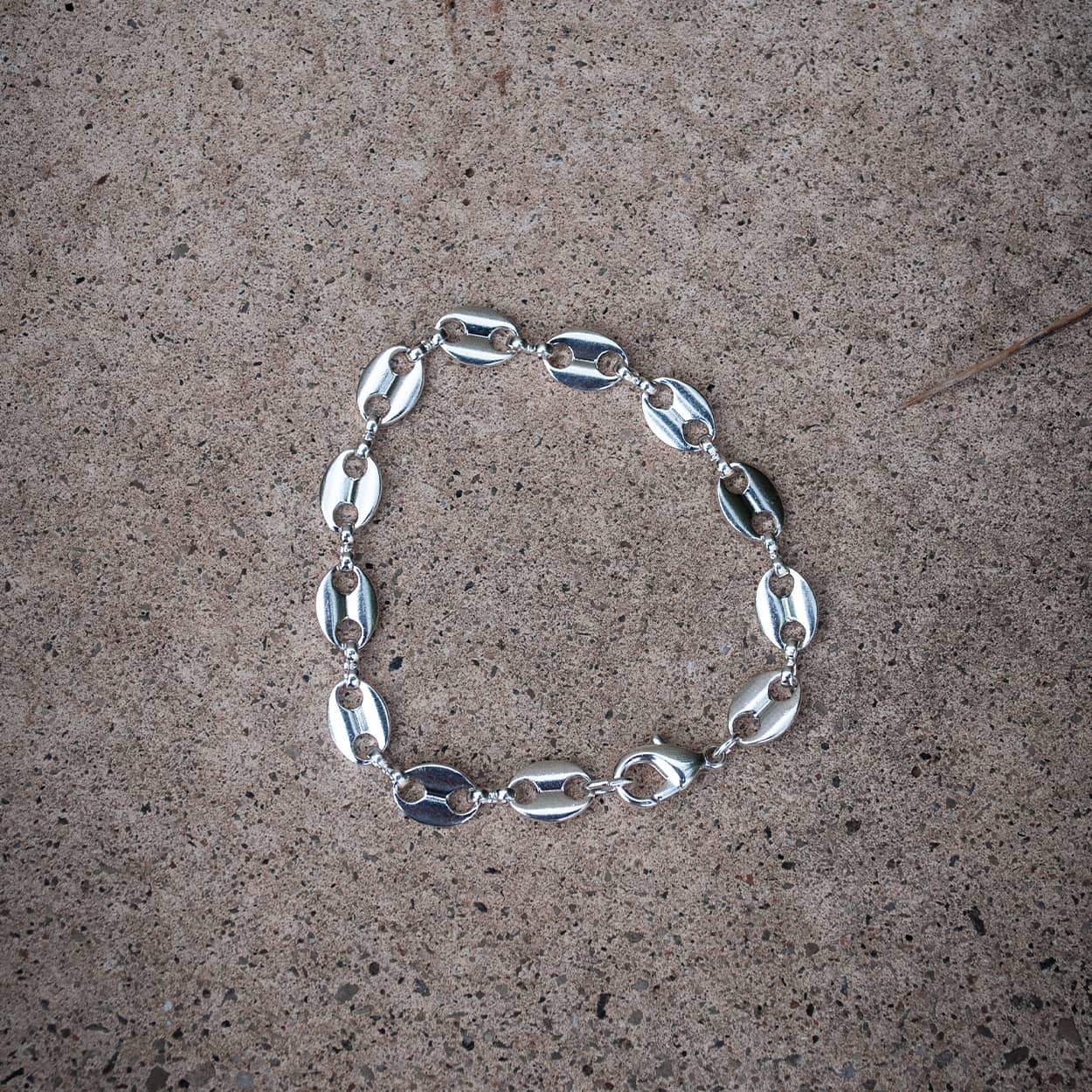 Atelier Domingo's La Mar bracelet is the classic coffee beans chain. It is made in Spain and this jewelry is made for both men and women. This unisex bracelet is made of a high-quality 925 Sterling silver plating.