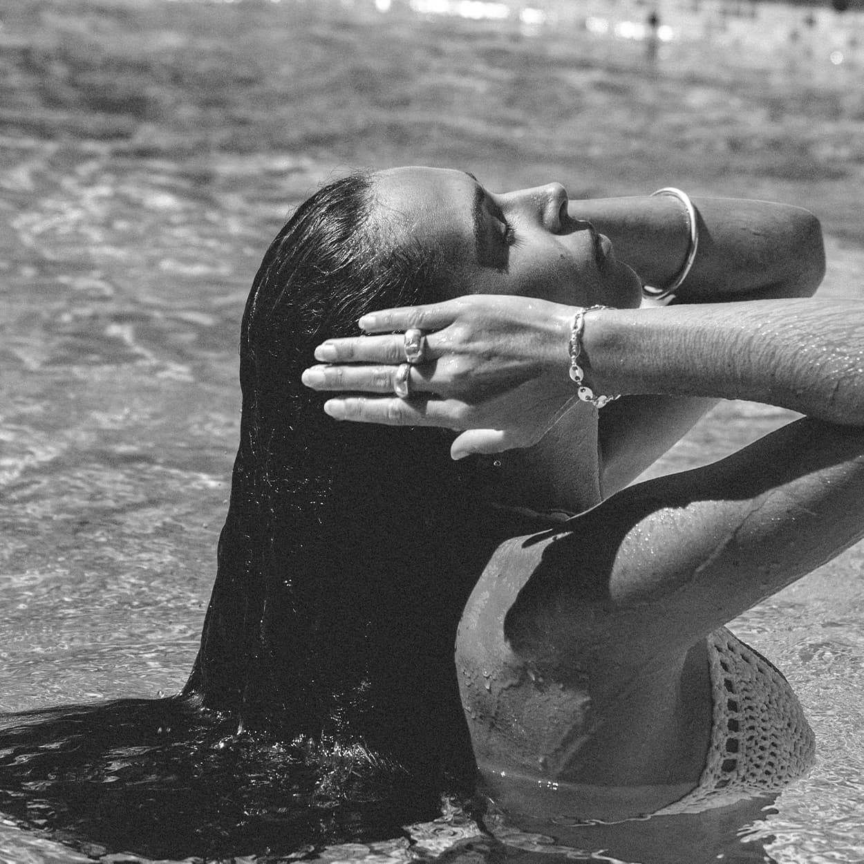 Atelier Domingo's La Mar bracelet is the classic coffee beans chain. It is made in Spain and this jewelry is made for both men and women. This unisex bracelet is made of a high-quality 925 Sterling silver plating.