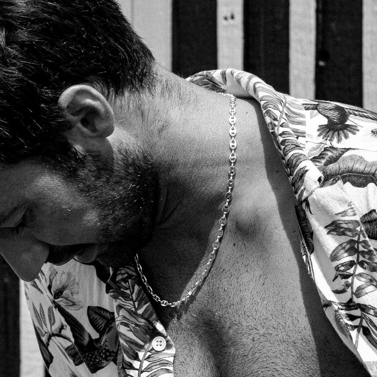 Atelier Domingo's La Mar necklace is the classic coffee beans chain. It is made in Spain and this jewelry is made for both men and women. This unisex necklace is made of a high-quality 925 Sterling silver plating.
