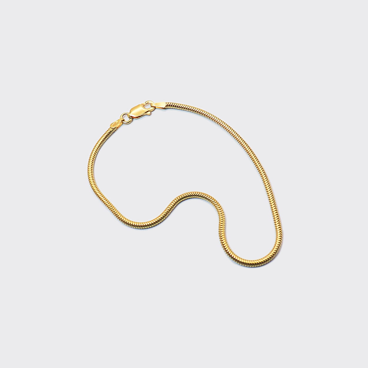 Atelier Domingo's Mamba gold bracelet is made of solid 925 Sterling silver with a high-quality 18 karat gold plating. This unisex bracelet is the classic snake chain. This jewelry is made in Italy and designed to be a bracelet for both men and women.