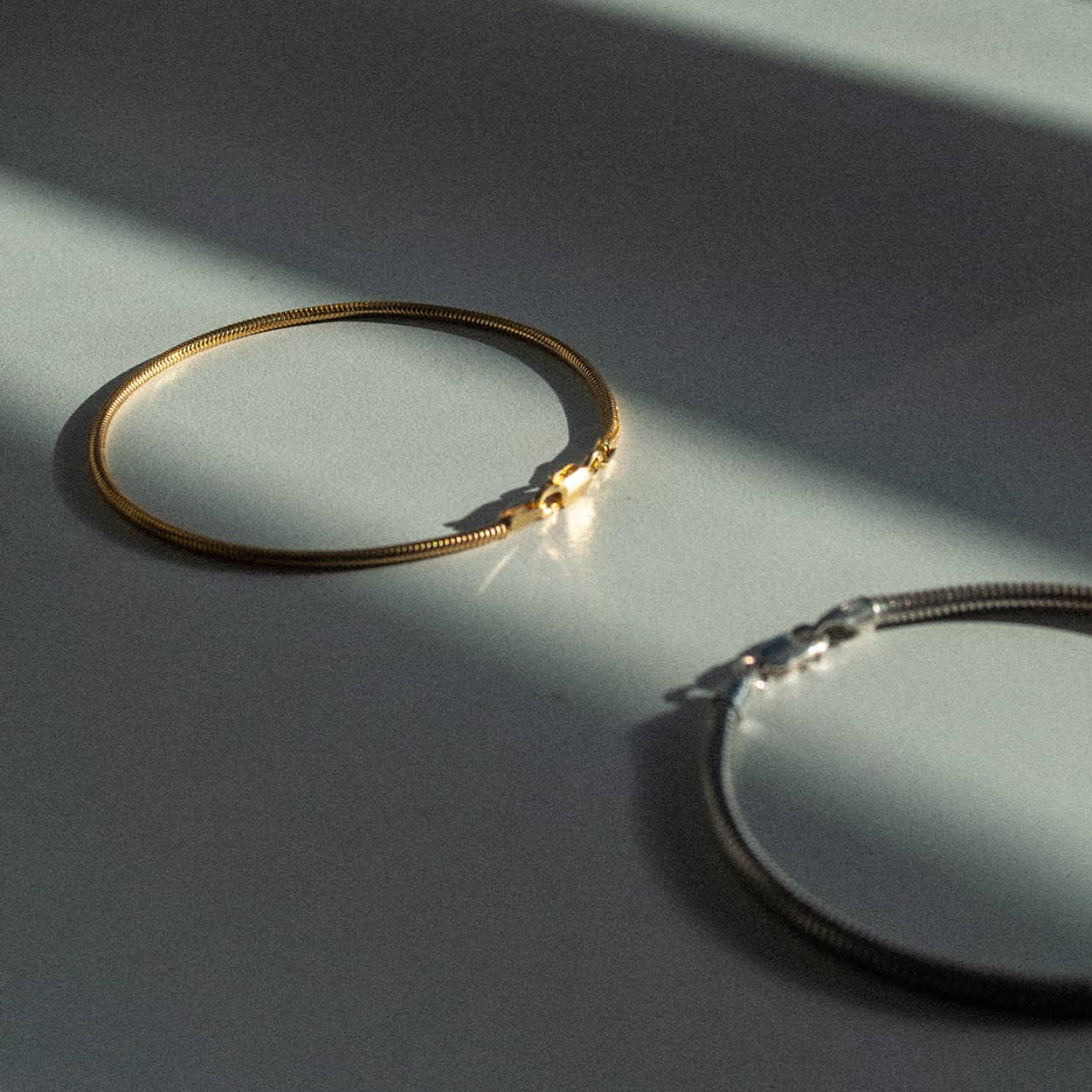 Atelier Domingo's Mamba gold bracelet is made of solid 925 Sterling silver with a high-quality 18 karat gold plating. This unisex bracelet is the classic snake chain. This jewelry is made in Italy and designed to be a bracelet for both men and women.